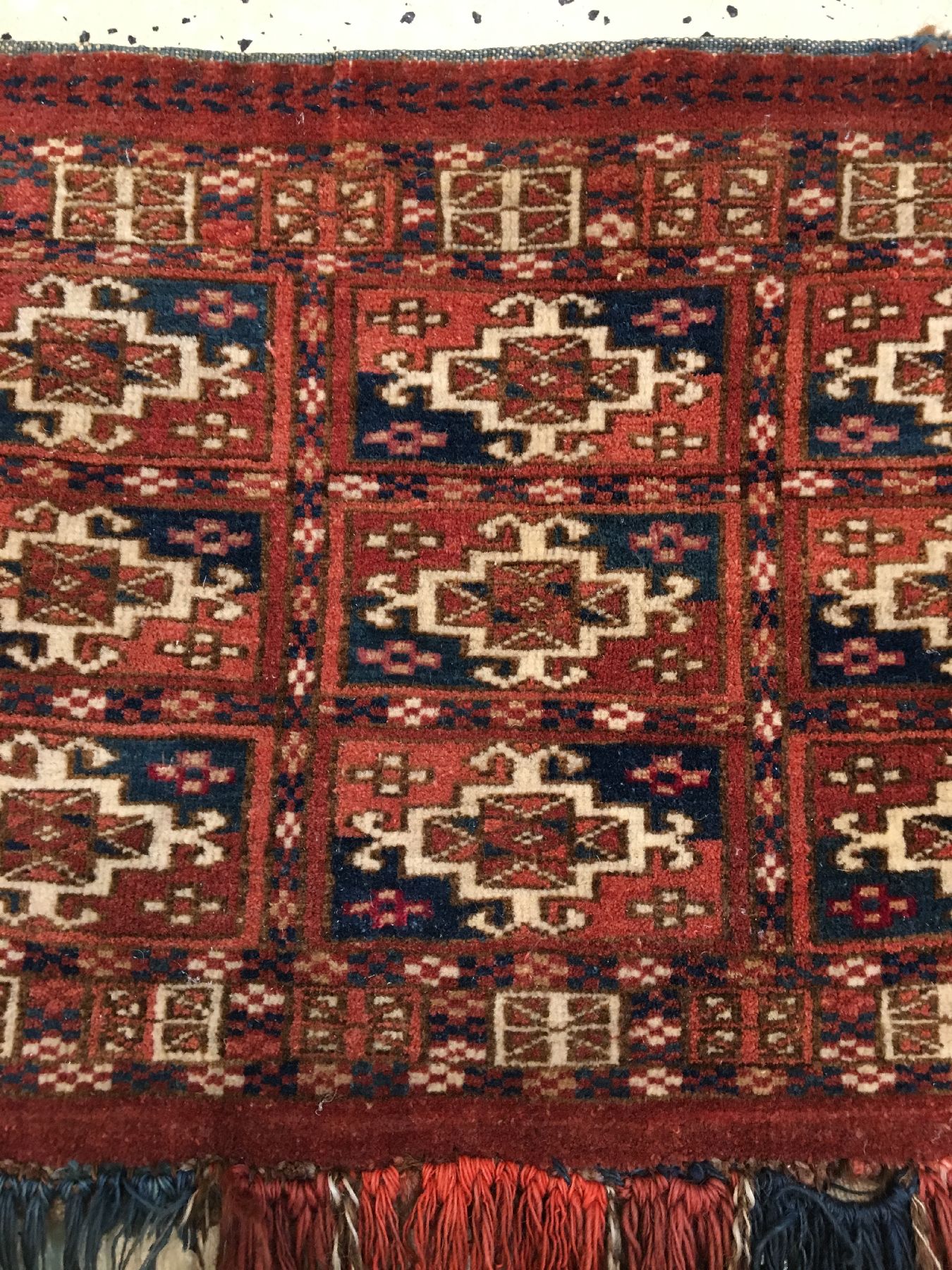 Detail b: Feine Tekke "Torba" antik, Turkmenistan, 19.Jhd., Wolle geknüpft auf Wolle. Feine Torba der Tekke Turkmenen mit langen Zierfransen, ca. ...