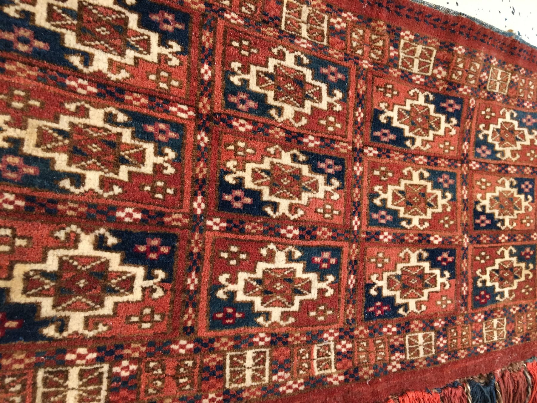 Detail c: Feine Tekke "Torba" antik, Turkmenistan, 19.Jhd., Wolle geknüpft auf Wolle. Feine Torba der Tekke Turkmenen mit langen Zierfransen, ca. ...