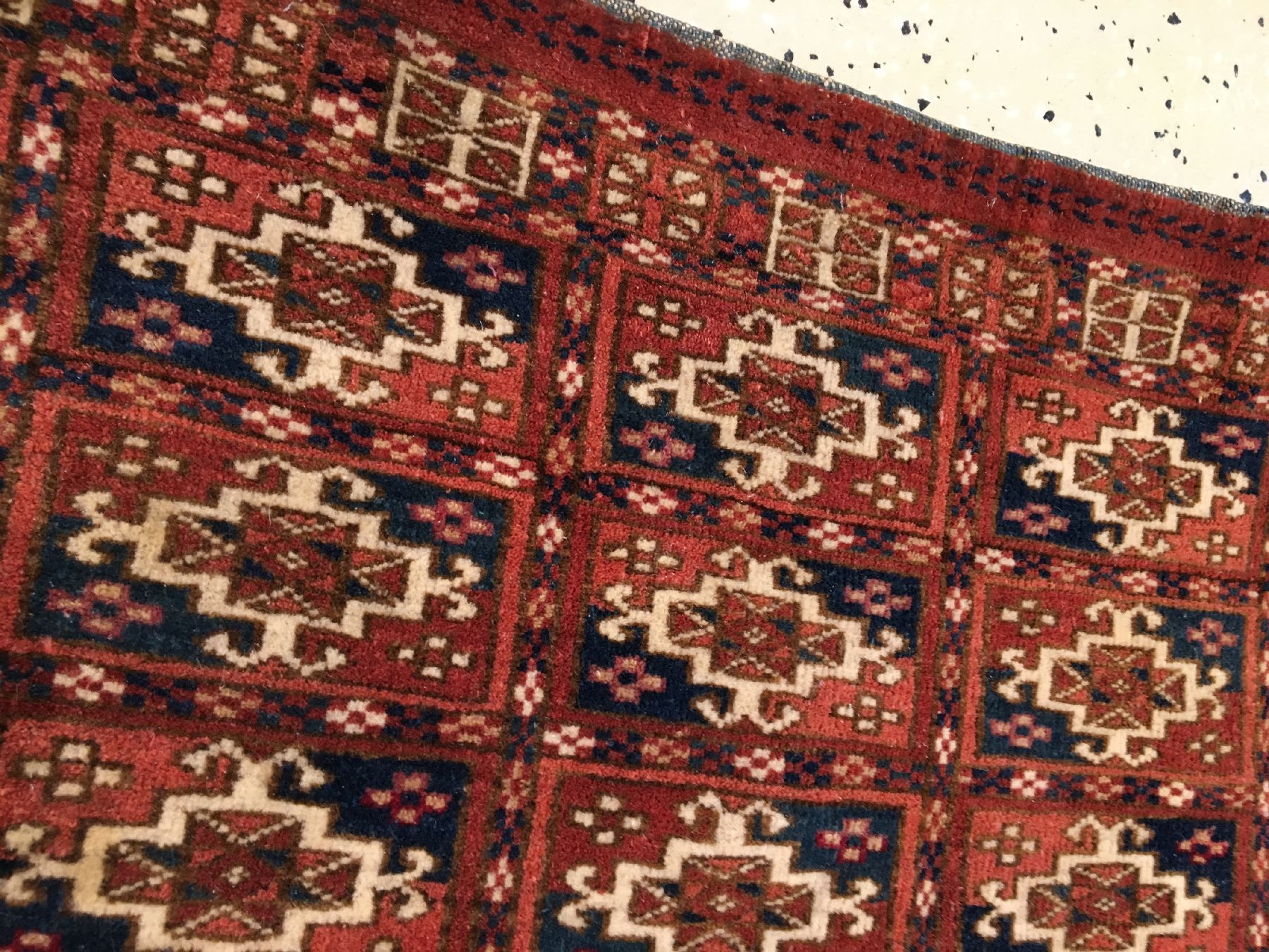 Detail d: Feine Tekke "Torba" antik, Turkmenistan, 19.Jhd., Wolle geknüpft auf Wolle. Feine Torba der Tekke Turkmenen mit langen Zierfransen, ca. ...