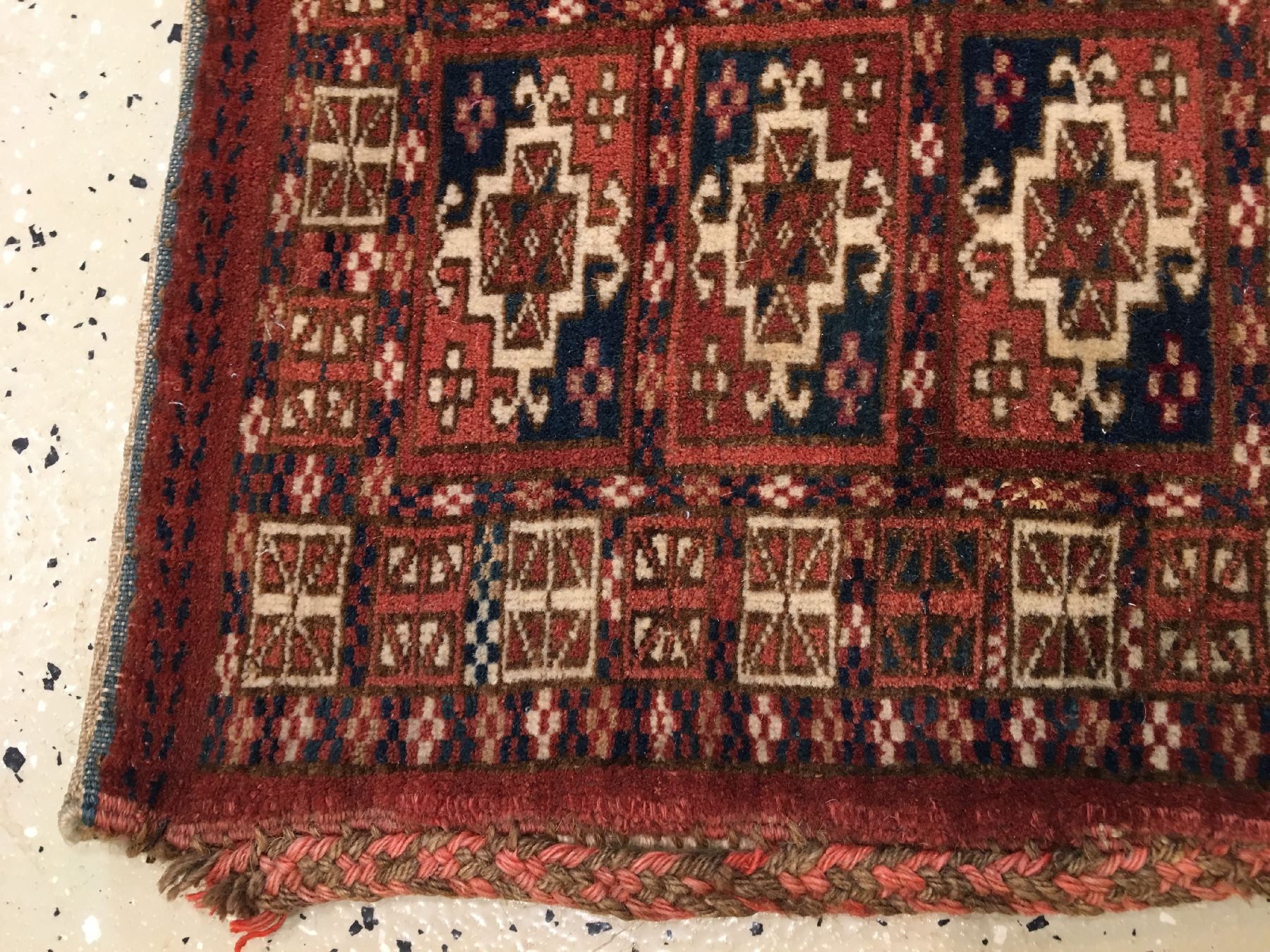 Detail e: Feine Tekke "Torba" antik, Turkmenistan, 19.Jhd., Wolle geknüpft auf Wolle. Feine Torba der Tekke Turkmenen mit langen Zierfransen, ca. ...