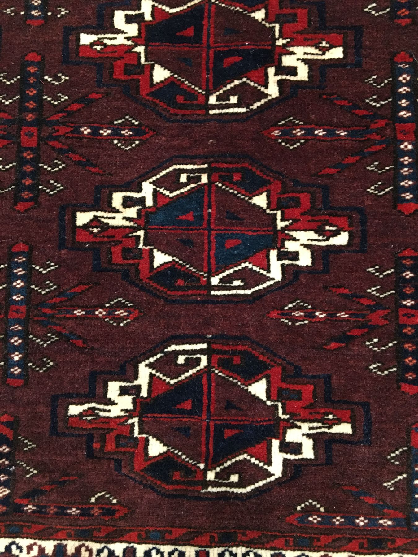 Detail d: Karadaschli "Tschowal" antik, Turkmenistan, 19.Jhd., Wolle geknüpft auf Wolle. Seltene Tschowal mit neun Karadaschli-Güls und ...
