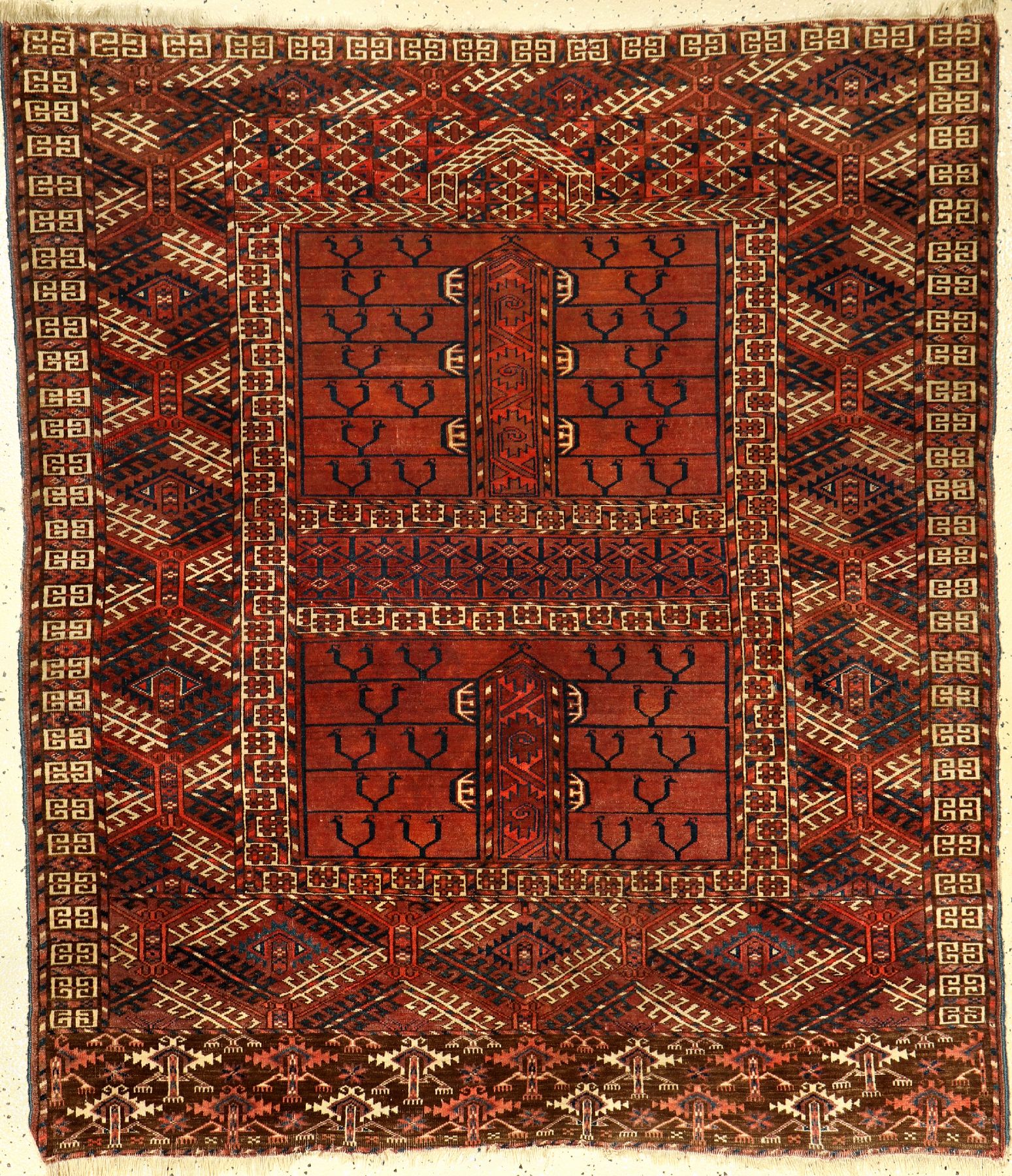 Feiner Tekke "Engsi" antik, Turkmenistan, 19.Jhd., Wolle geknüpft auf Wolle. Feiner Türteppich der Tekke Turkmenen mit seltener Baum ...