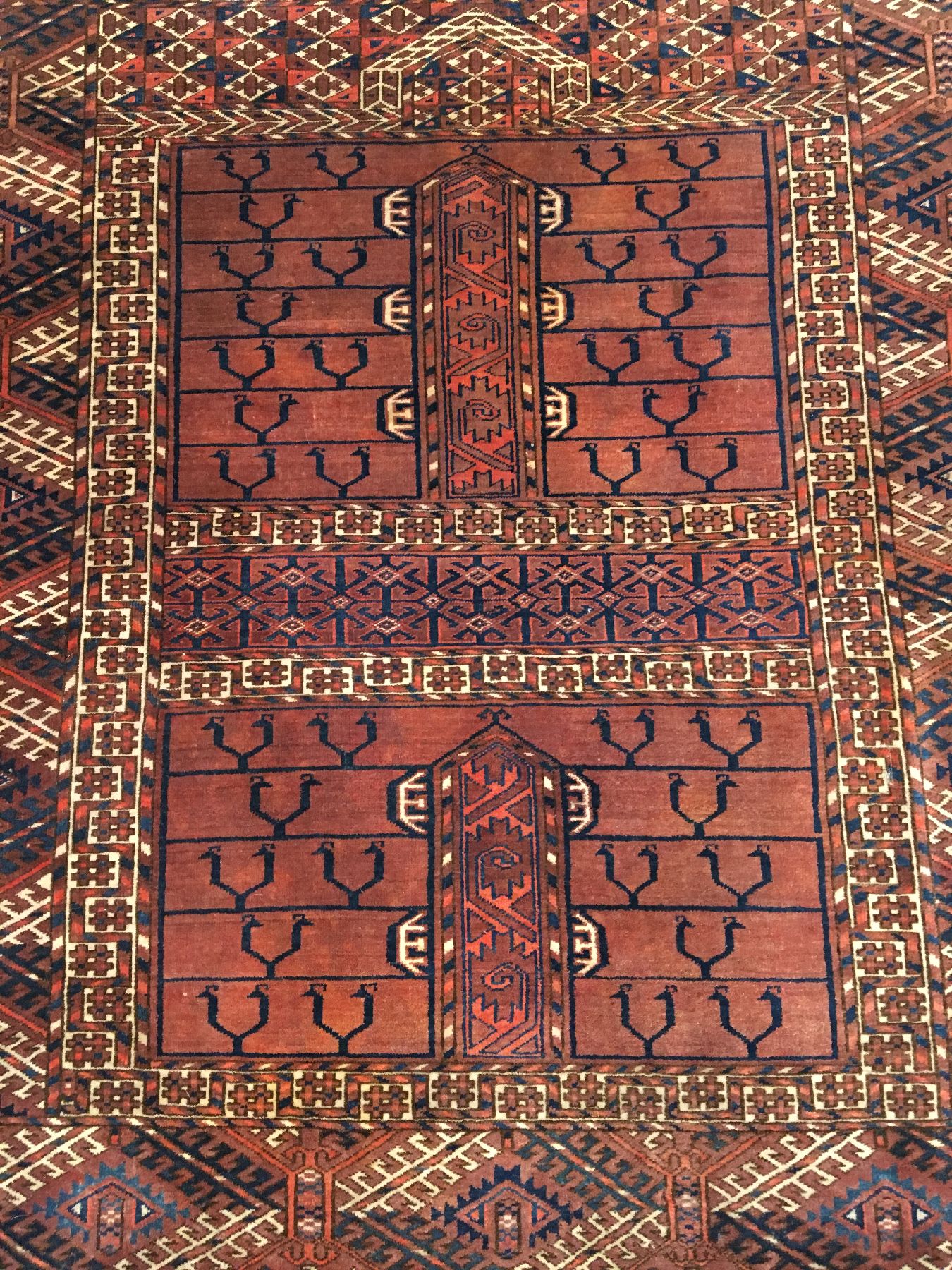 Detail a: Feiner Tekke "Engsi" antik, Turkmenistan, 19.Jhd., Wolle geknüpft auf Wolle. Feiner Türteppich der Tekke Turkmenen mit seltener Baum ...