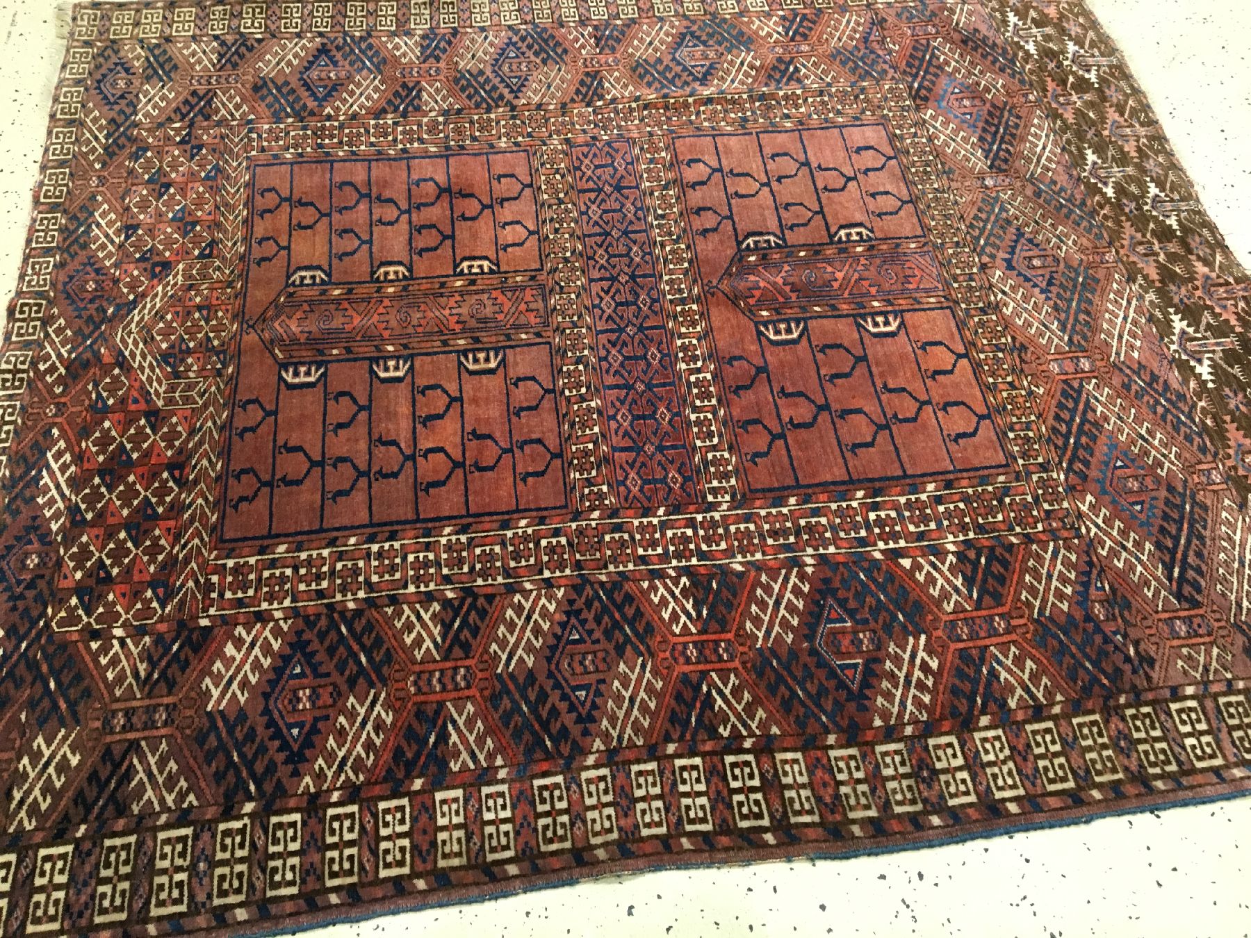 Detail b: Feiner Tekke "Engsi" antik, Turkmenistan, 19.Jhd., Wolle geknüpft auf Wolle. Feiner Türteppich der Tekke Turkmenen mit seltener Baum ...