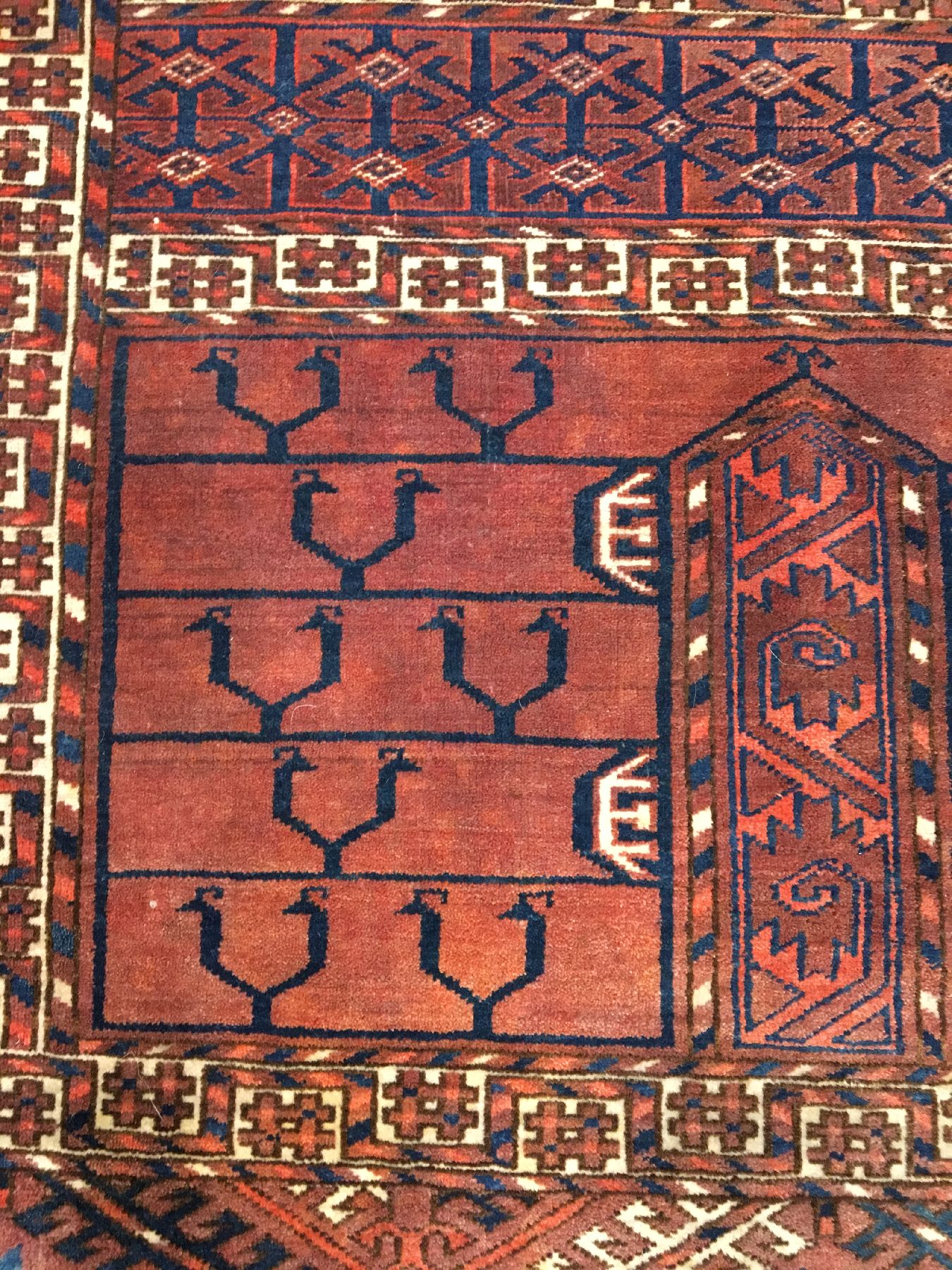Detail d: Feiner Tekke "Engsi" antik, Turkmenistan, 19.Jhd., Wolle geknüpft auf Wolle. Feiner Türteppich der Tekke Turkmenen mit seltener Baum ...