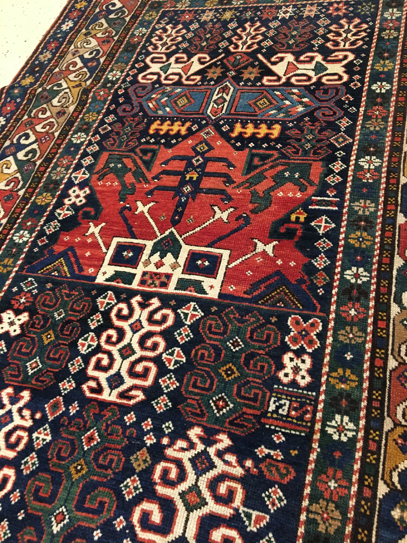 Detail a: Seltener Karabagh antik (Mit Kamelwolle Highlights), Südkaukasus, 19.Jhd., Wolle mit Kamelwolle geknüpft auf Wolle. Seltenes Innenmuster mit ...