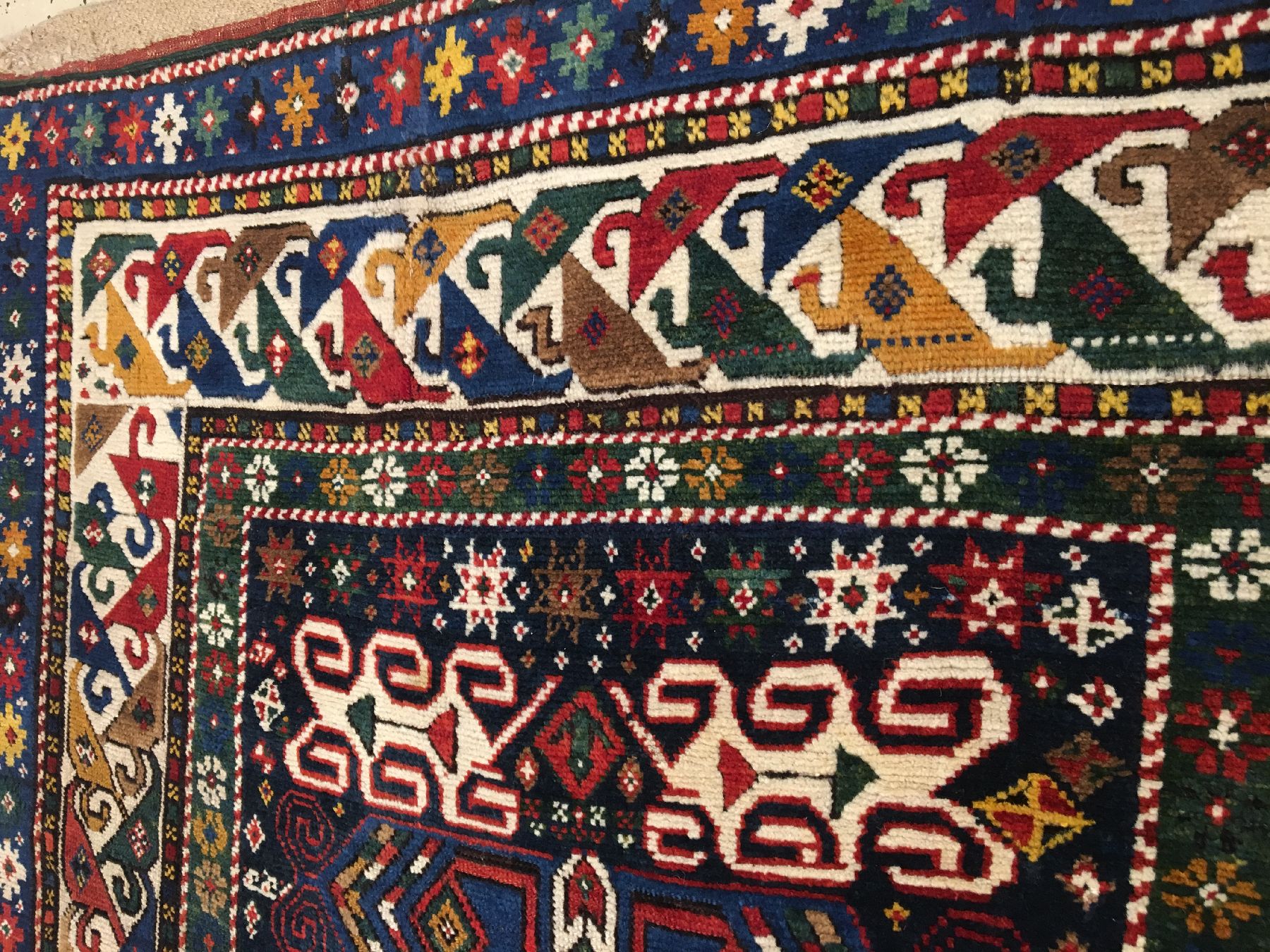 Detail c: Seltener Karabagh antik (Mit Kamelwolle Highlights), Südkaukasus, 19.Jhd., Wolle mit Kamelwolle geknüpft auf Wolle. Seltenes Innenmuster mit ...