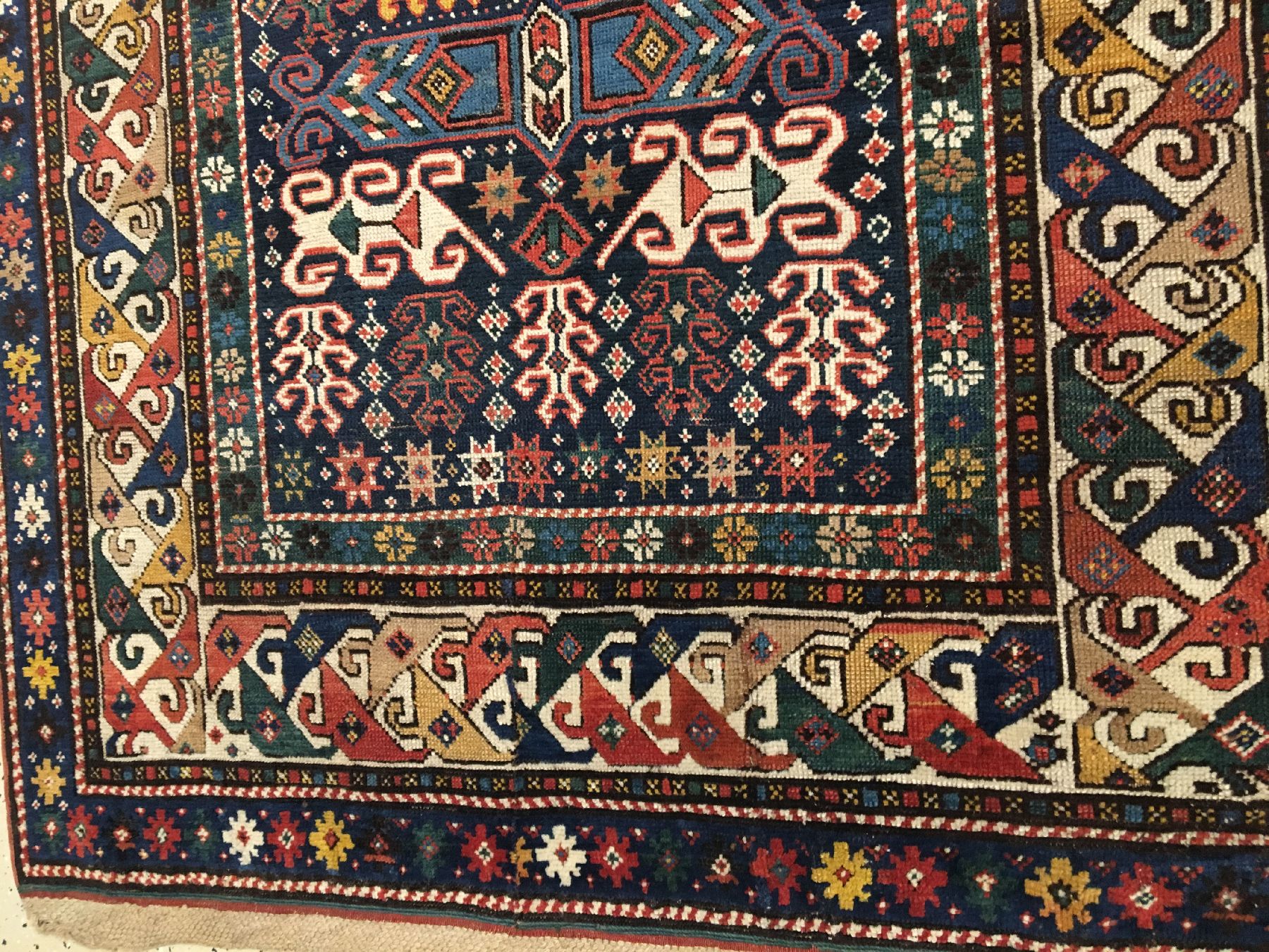 Detail e: Seltener Karabagh antik (Mit Kamelwolle Highlights), Südkaukasus, 19.Jhd., Wolle mit Kamelwolle geknüpft auf Wolle. Seltenes Innenmuster mit ...