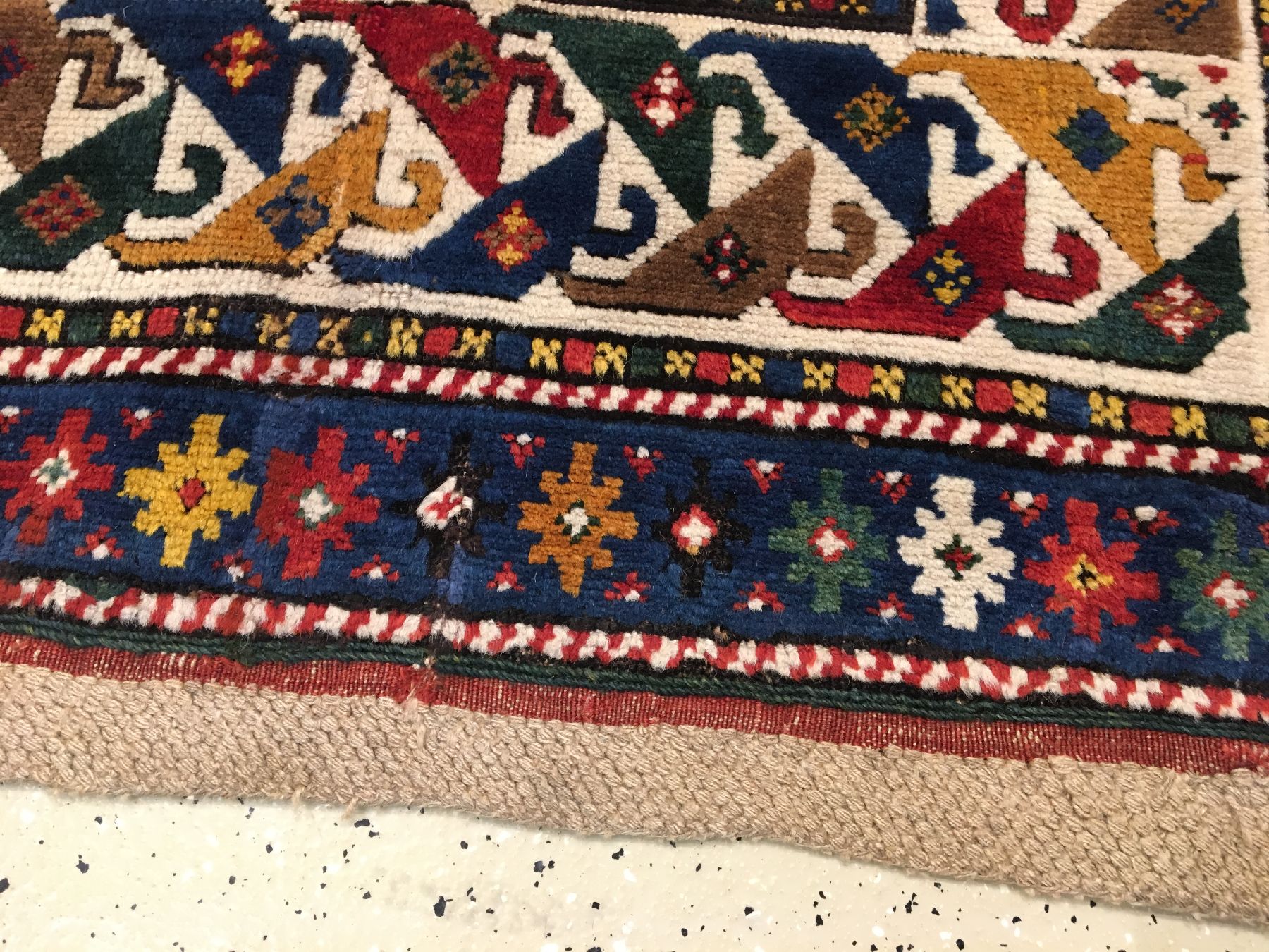 Detail f: Seltener Karabagh antik (Mit Kamelwolle Highlights), Südkaukasus, 19.Jhd., Wolle mit Kamelwolle geknüpft auf Wolle. Seltenes Innenmuster mit ...