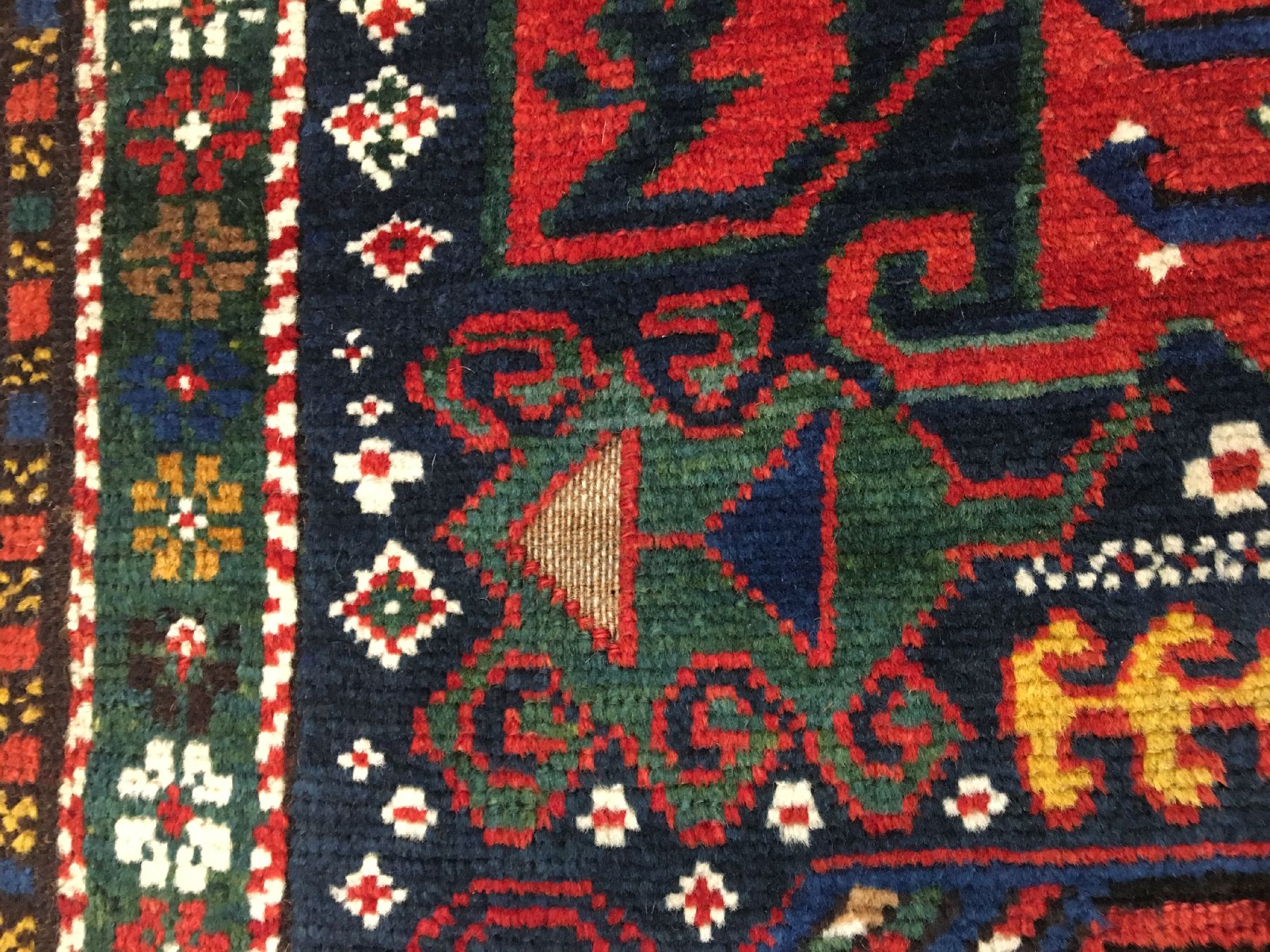 Detail g: Seltener Karabagh antik (Mit Kamelwolle Highlights), Südkaukasus, 19.Jhd., Wolle mit Kamelwolle geknüpft auf Wolle. Seltenes Innenmuster mit ...