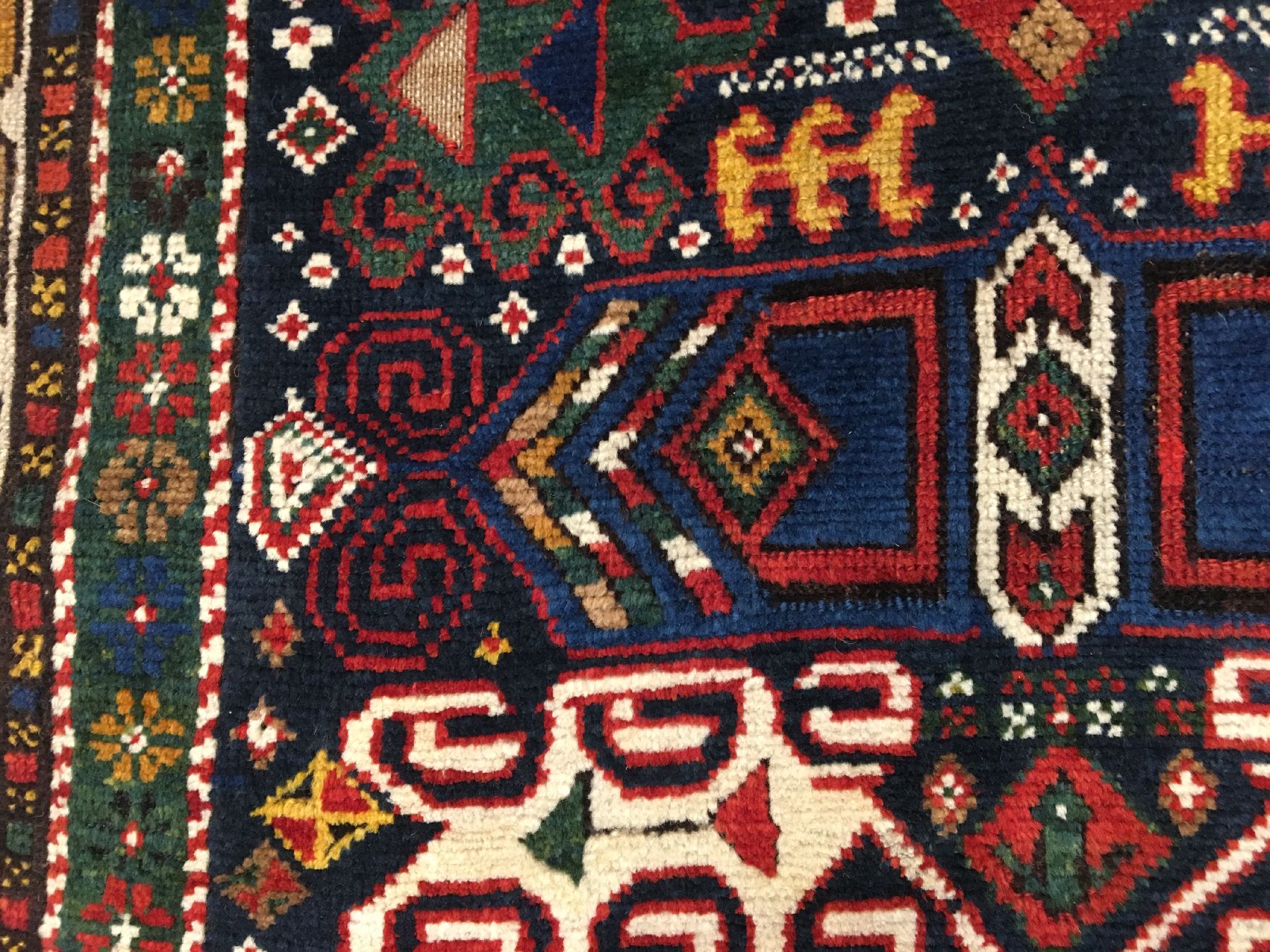 Detail h: Seltener Karabagh antik (Mit Kamelwolle Highlights), Südkaukasus, 19.Jhd., Wolle mit Kamelwolle geknüpft auf Wolle. Seltenes Innenmuster mit ...