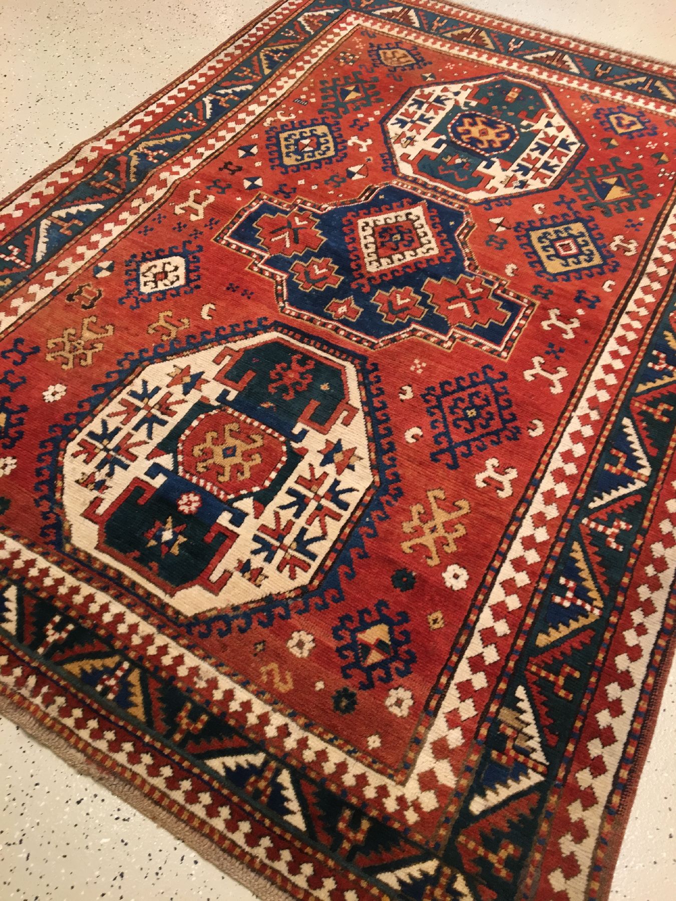 Detail a: "Drei-Medaillon" Kasak antik, Südwestkaukasus Bordjalou-Gebiet, 19.Jhd., Wolle geknüpft auf Wolle. Sogenannter Drei-Medaillon Kasak mit ...