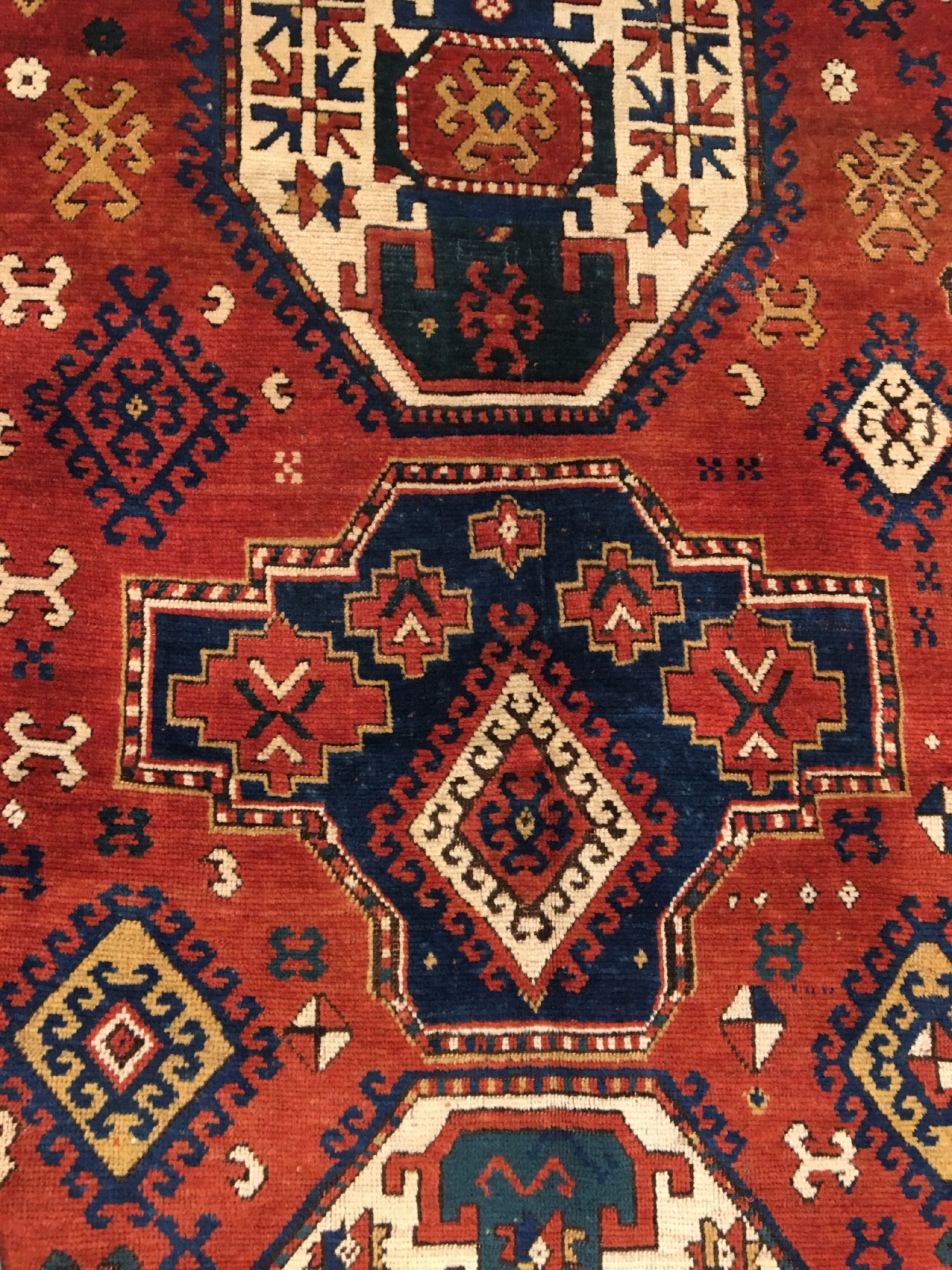 Detail c: "Drei-Medaillon" Kasak antik, Südwestkaukasus Bordjalou-Gebiet, 19.Jhd., Wolle geknüpft auf Wolle. Sogenannter Drei-Medaillon Kasak mit ...