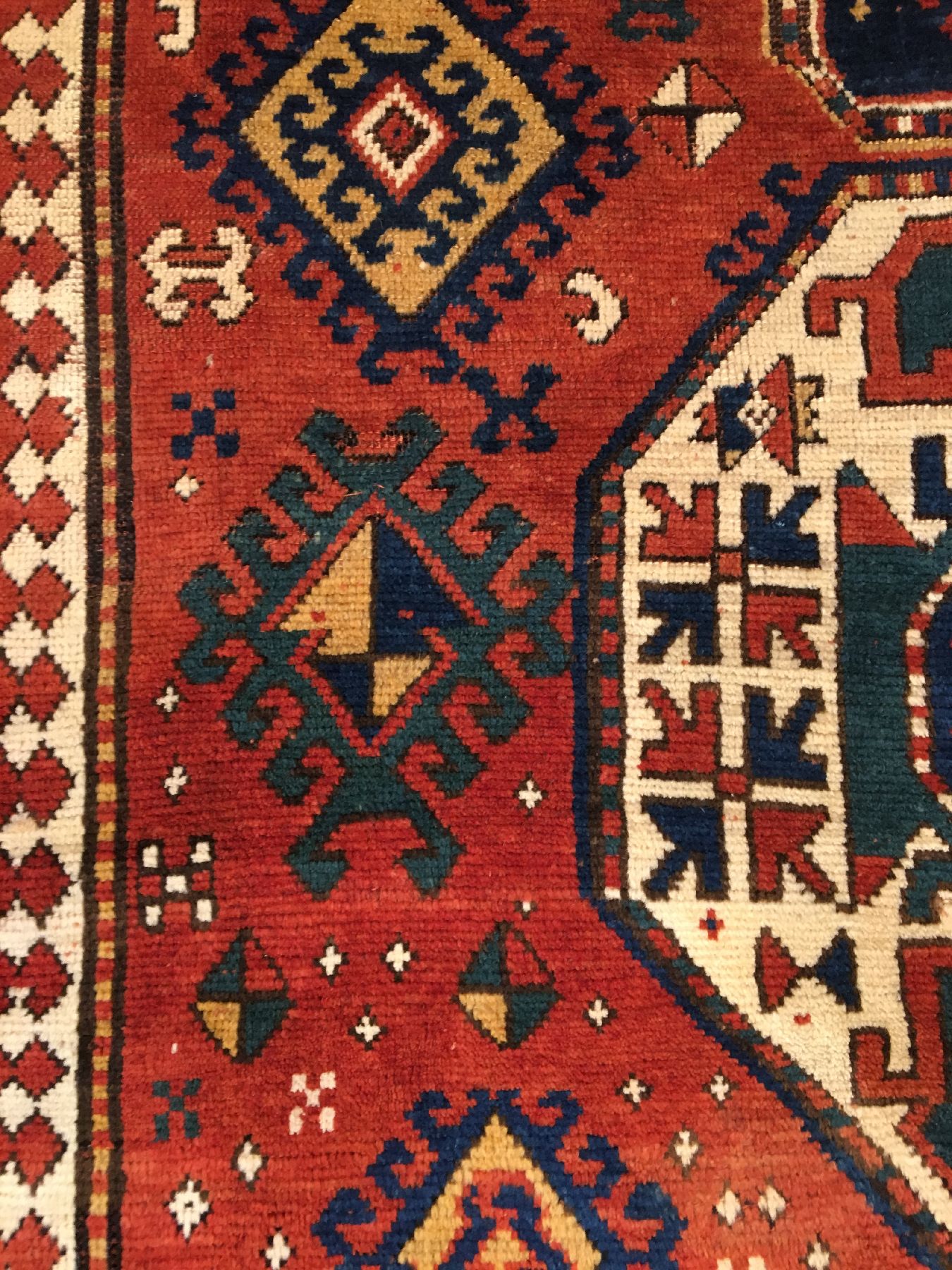 Detail e: "Drei-Medaillon" Kasak antik, Südwestkaukasus Bordjalou-Gebiet, 19.Jhd., Wolle geknüpft auf Wolle. Sogenannter Drei-Medaillon Kasak mit ...
