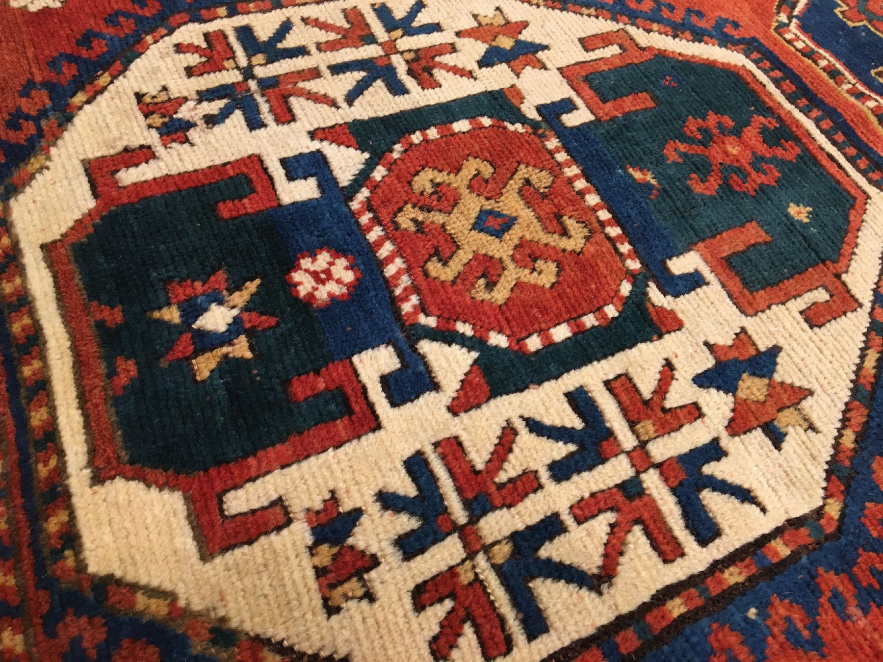Detail h: "Drei-Medaillon" Kasak antik, Südwestkaukasus Bordjalou-Gebiet, 19.Jhd., Wolle geknüpft auf Wolle. Sogenannter Drei-Medaillon Kasak mit ...