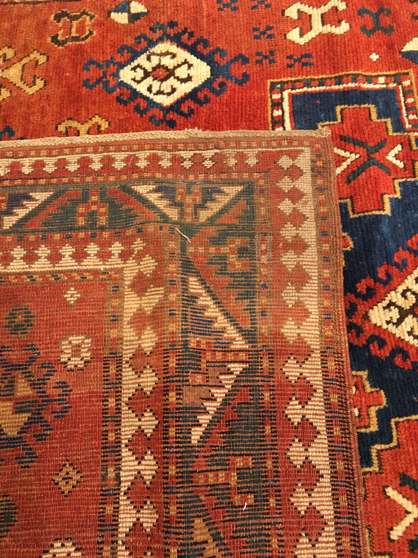Detail i: "Drei-Medaillon" Kasak antik, Südwestkaukasus Bordjalou-Gebiet, 19.Jhd., Wolle geknüpft auf Wolle. Sogenannter Drei-Medaillon Kasak mit ...
