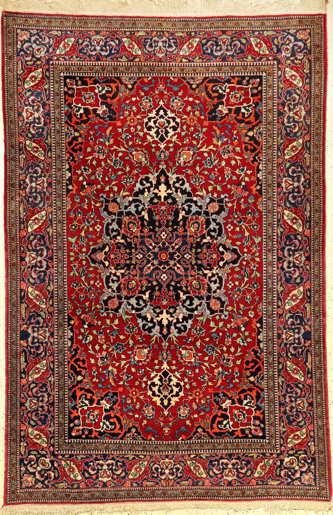 Feiner Esfahan "Ahmad" antik, Zentralpersien, um 1900, Korkwolle geknüpft auf Baumwo lle. Feiner Esfahan aus den Meisterwerkstätten Agha ...