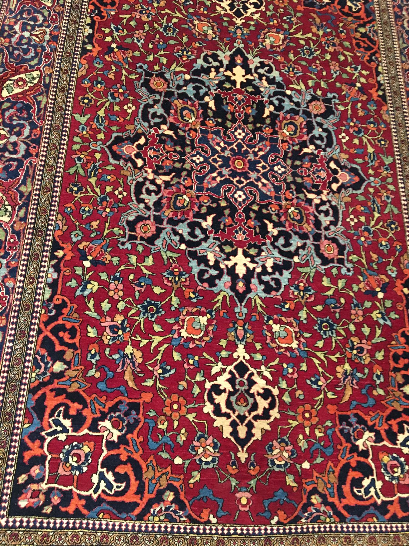 Detail b: Feiner Esfahan "Ahmad" antik, Zentralpersien, um 1900, Korkwolle geknüpft auf Baumwo lle. Feiner Esfahan aus den Meisterwerkstätten Agha ...