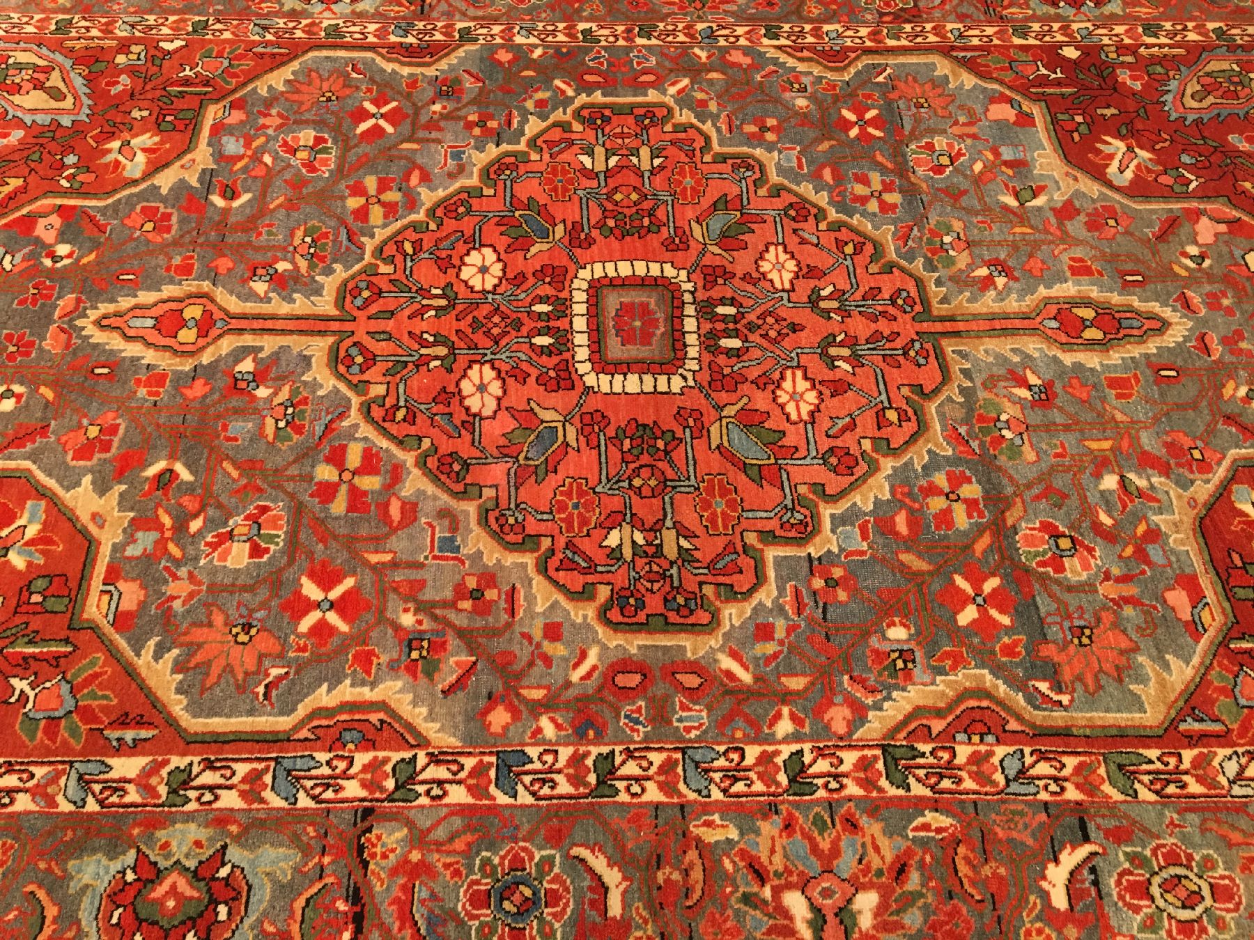 Detail a: Farahan antik, Westpersien, Ende 19.Jhd., Wolle geknüpft auf Baumwolle. Dekorativer Farahan Teppich mit Medaillon-Nischen Muster in seltener ...