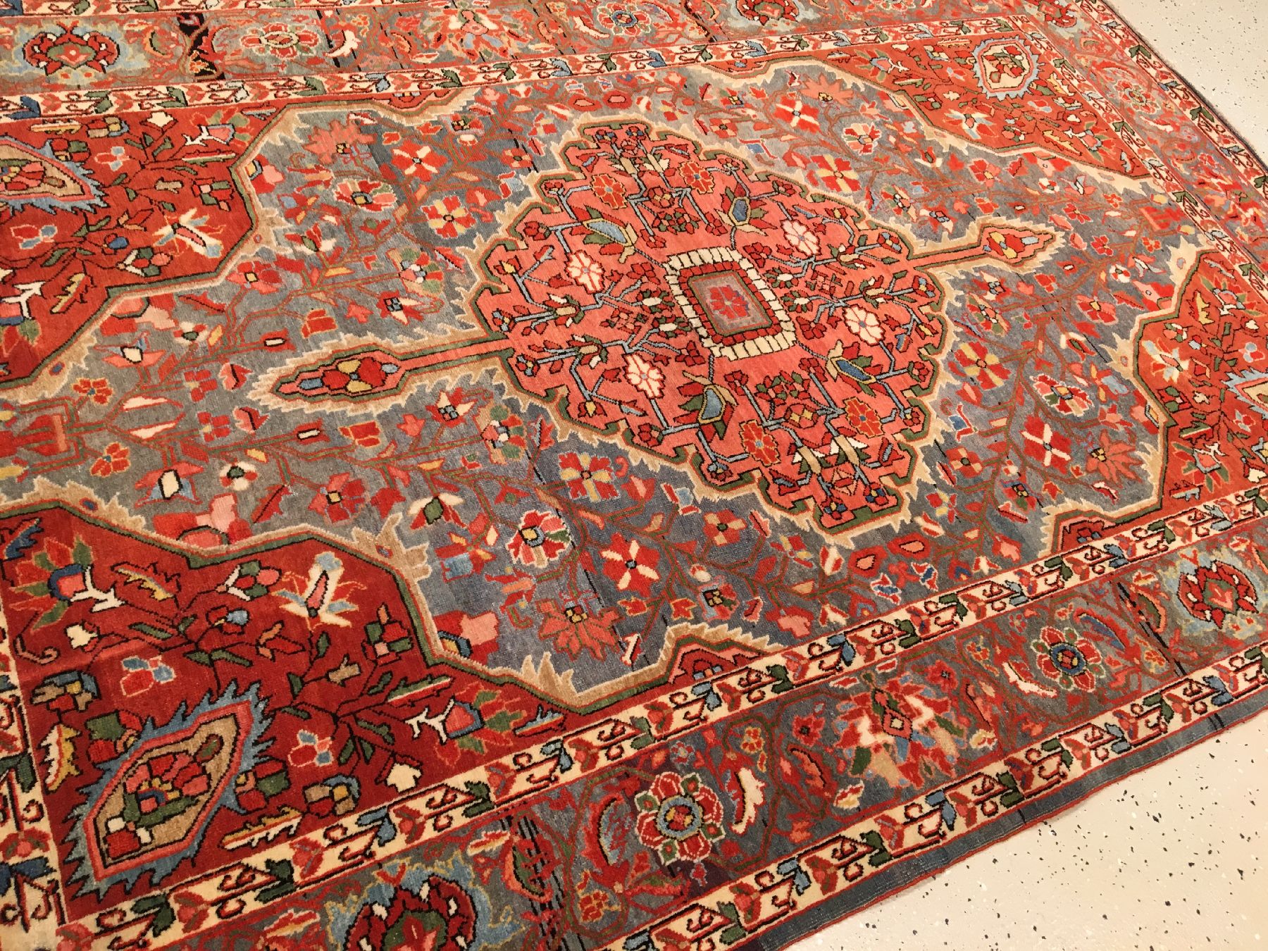 Detail b: Farahan antik, Westpersien, Ende 19.Jhd., Wolle geknüpft auf Baumwolle. Dekorativer Farahan Teppich mit Medaillon-Nischen Muster in seltener ...