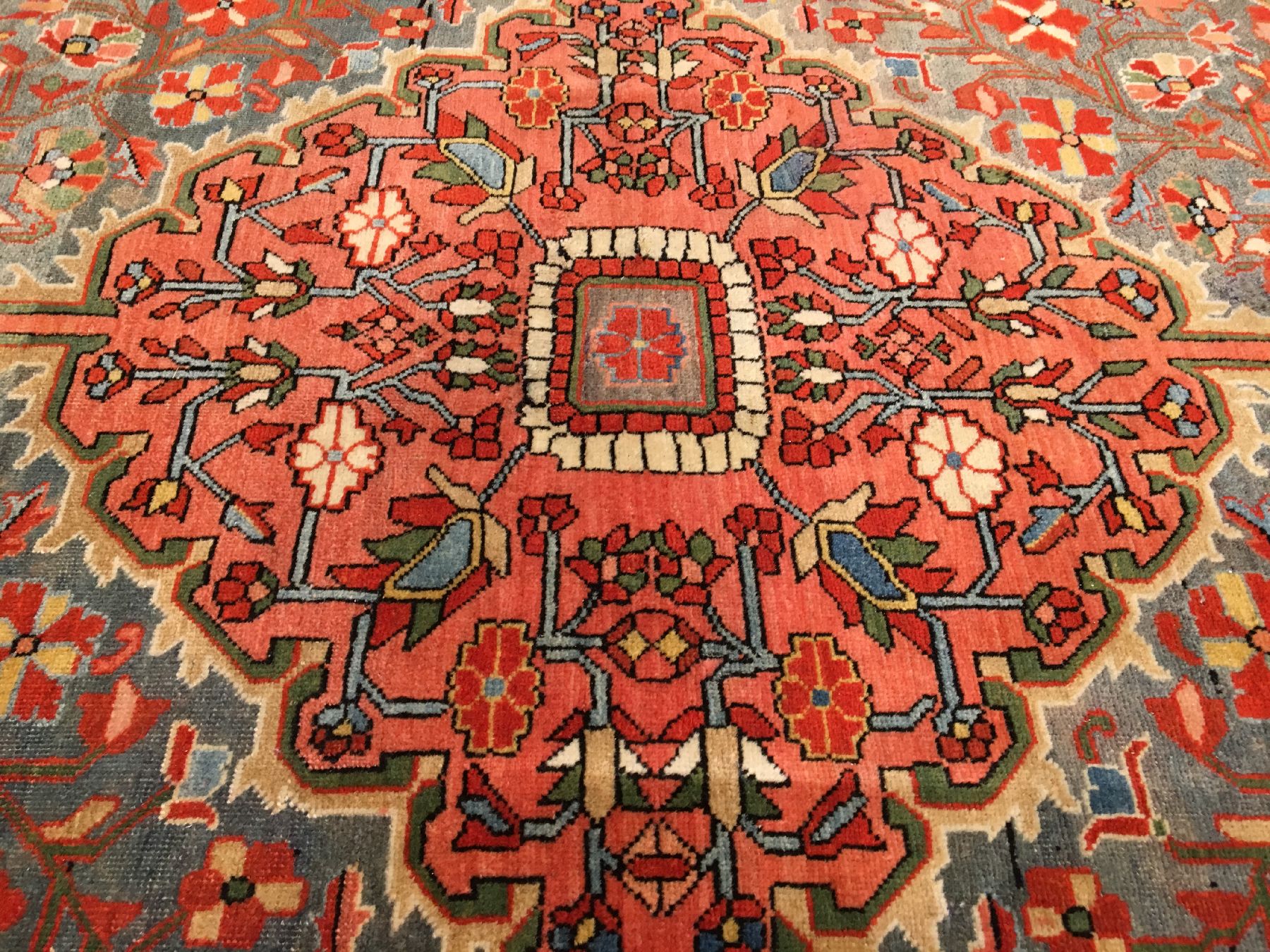 Detail c: Farahan antik, Westpersien, Ende 19.Jhd., Wolle geknüpft auf Baumwolle. Dekorativer Farahan Teppich mit Medaillon-Nischen Muster in seltener ...