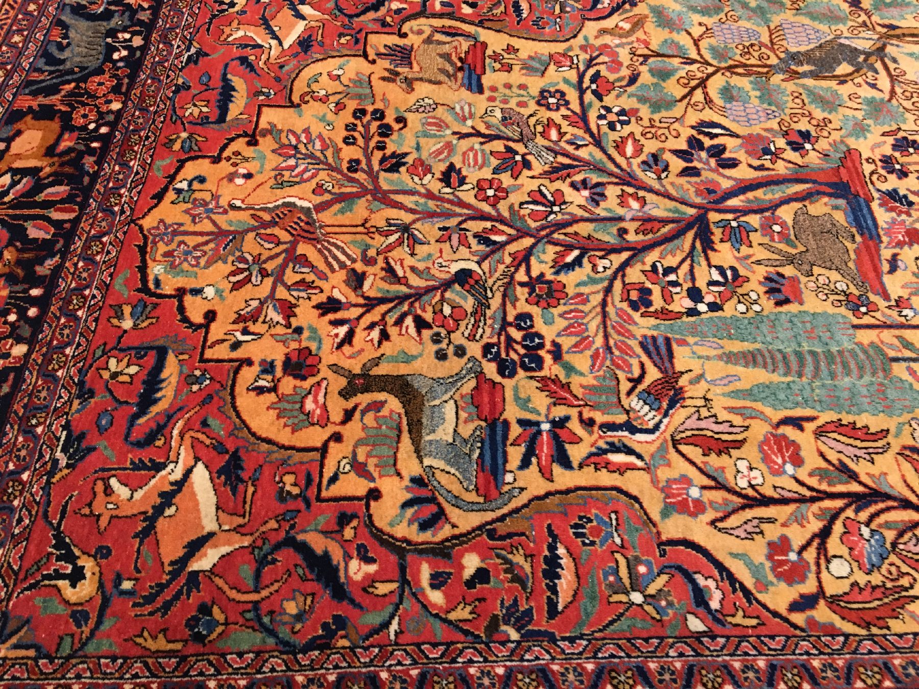 Detail b: Feiner gelber Keschan antik (Paradies-Lebensbaum), Zentralpersien, um 1900, Korkwolle geknüpft auf Baumwolle. Seltener Keschan mit kunstvollen und ...