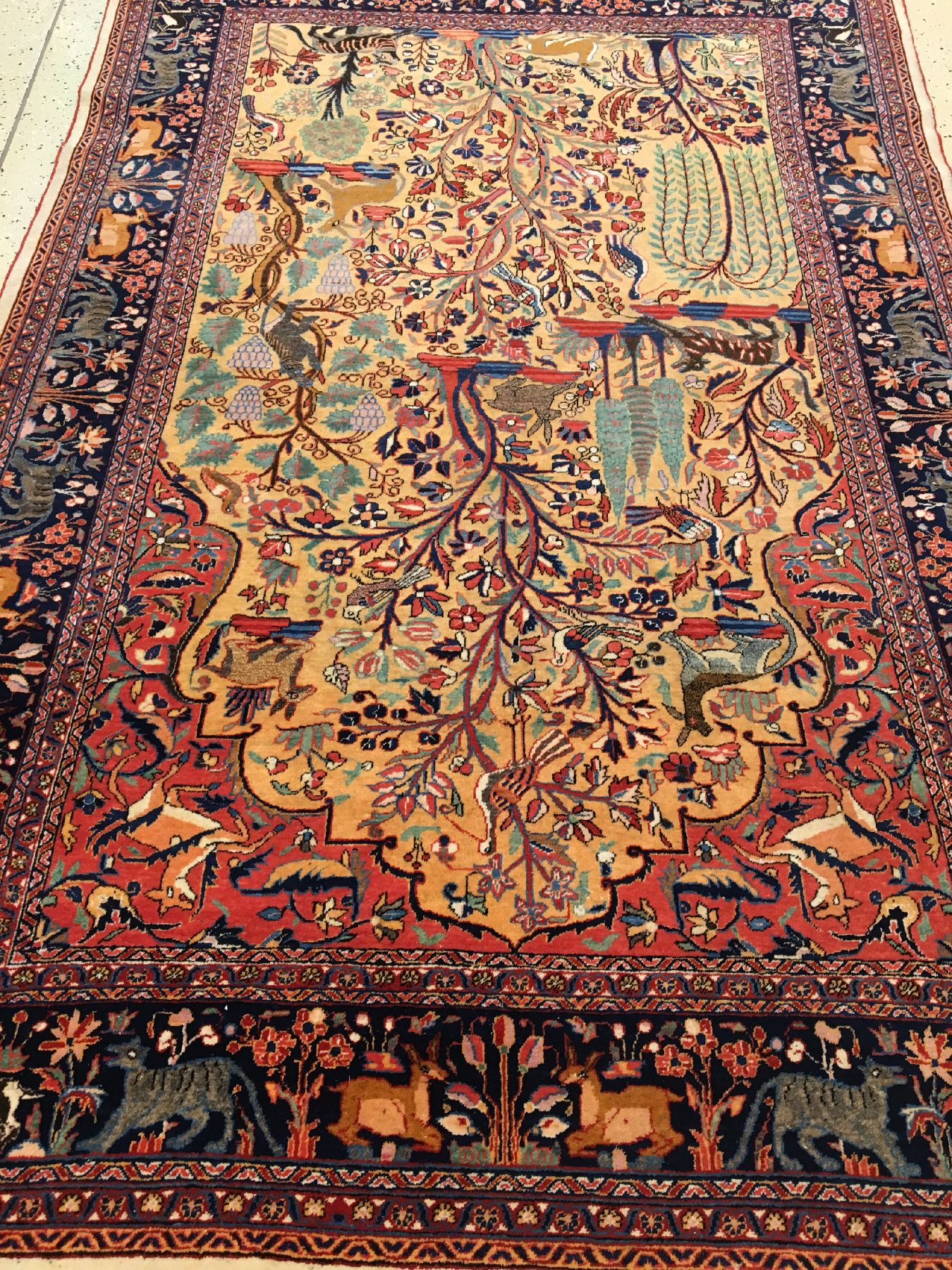 Detail c: Feiner gelber Keschan antik (Paradies-Lebensbaum), Zentralpersien, um 1900, Korkwolle geknüpft auf Baumwolle. Seltener Keschan mit kunstvollen und ...