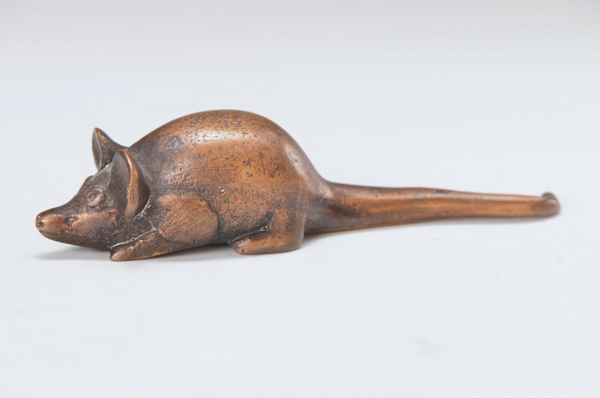 Gernot Rumpf, geb. 1941 Kaiserslautern, Maus, Bronzeguß, H. ca. 3.5cm, L. ca. 15cm, monogr., Gießerstempel Strehle