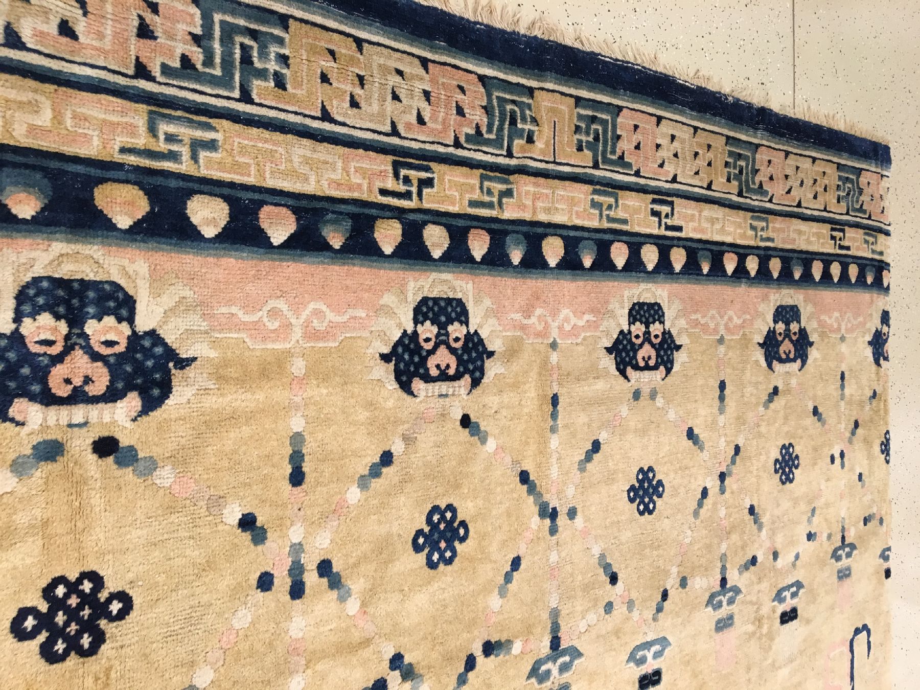 Detail c: Seltener großer Ning-Hsia "Kloster-Tempelteppich" antik (Wohl gemacht für den Kaiserhof in der verbotenen Stadt Peking oder für ein ...