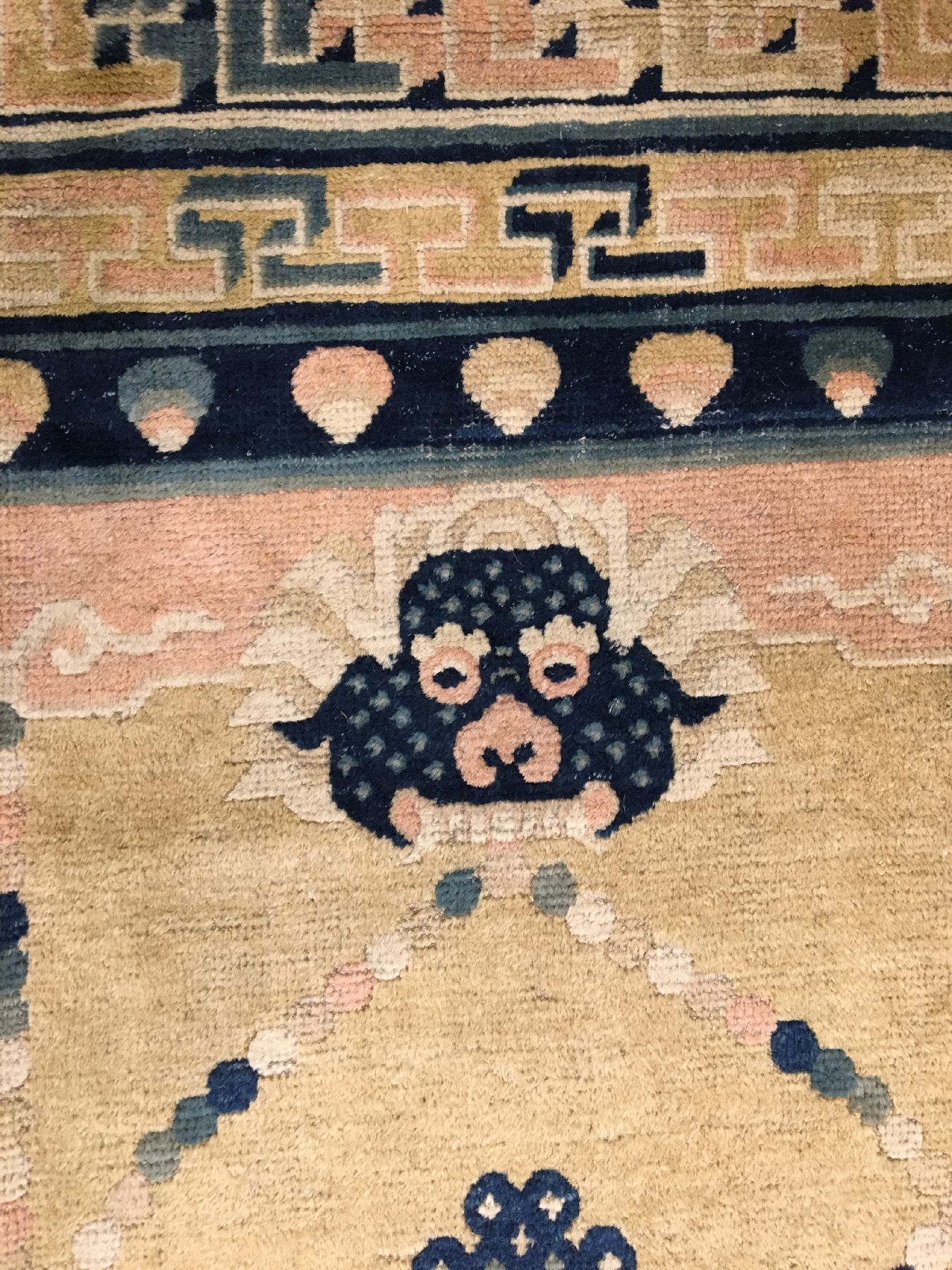 Detail d: Seltener großer Ning-Hsia "Kloster-Tempelteppich" antik (Wohl gemacht für den Kaiserhof in der verbotenen Stadt Peking oder für ein ...