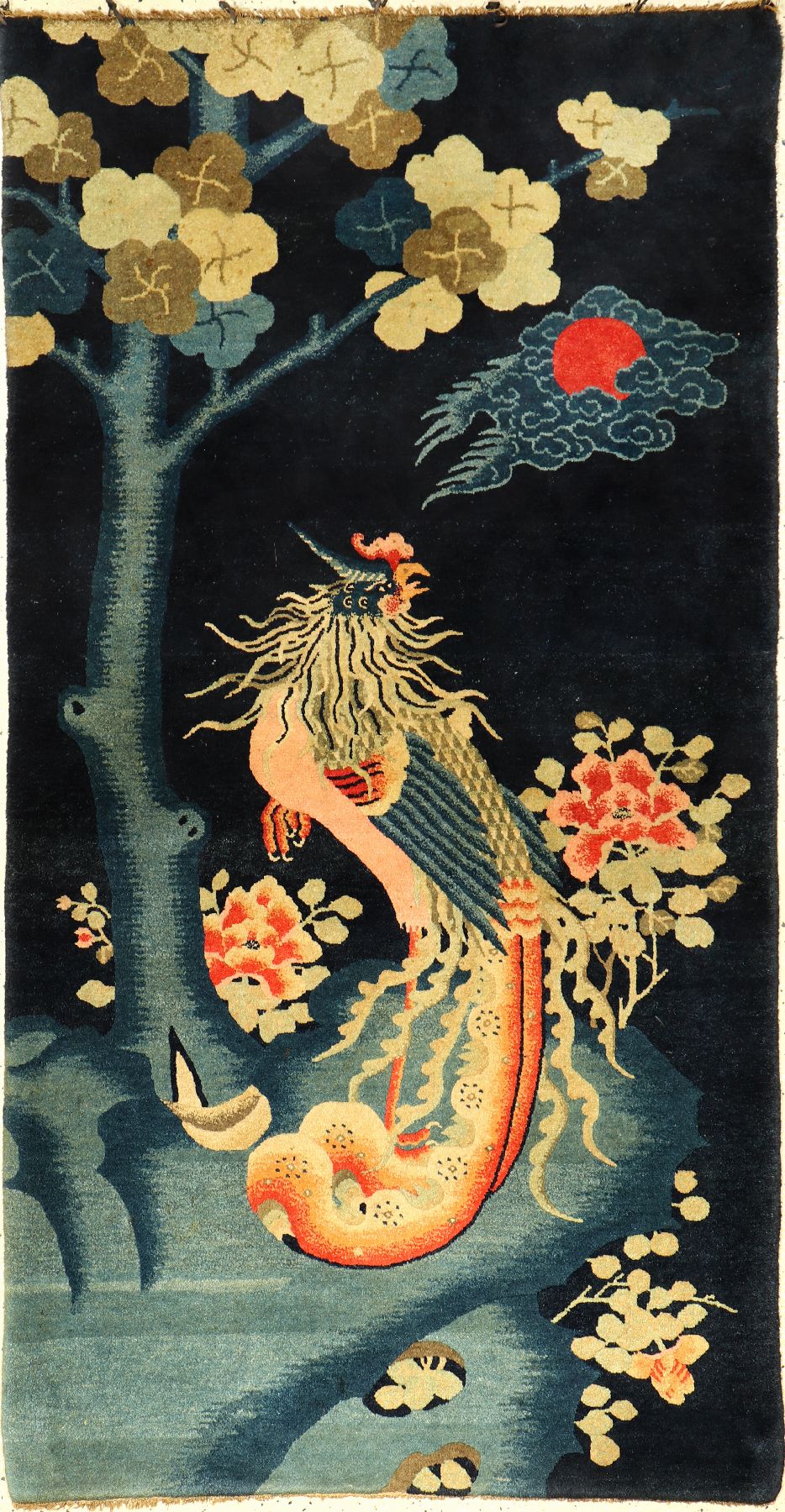 Feiner Pao Tao antik, Nordostchina, um 1900, Korkwolle geknüpft auf Baumwolle. Feiner Pao Tao Bildteppich mit Phönyxvogel und roter Sonne. ...