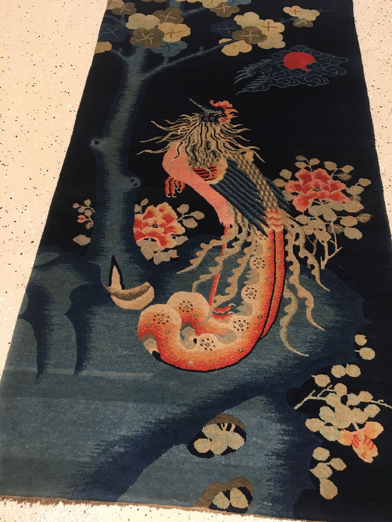 Detail a: Feiner Pao Tao antik, Nordostchina, um 1900, Korkwolle geknüpft auf Baumwolle. Feiner Pao Tao Bildteppich mit Phönyxvogel und roter Sonne. ...