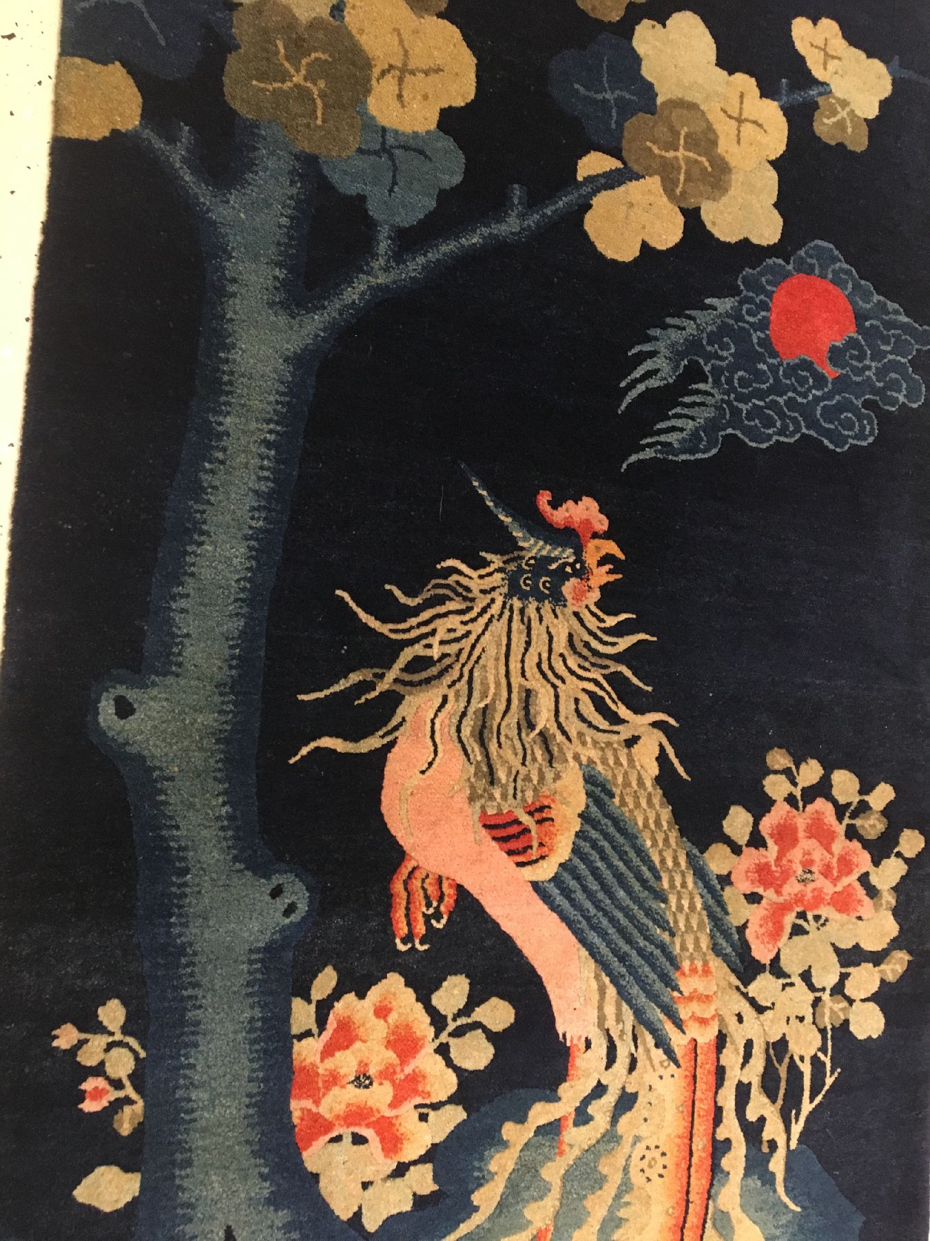 Detail b: Feiner Pao Tao antik, Nordostchina, um 1900, Korkwolle geknüpft auf Baumwolle. Feiner Pao Tao Bildteppich mit Phönyxvogel und roter Sonne. ...