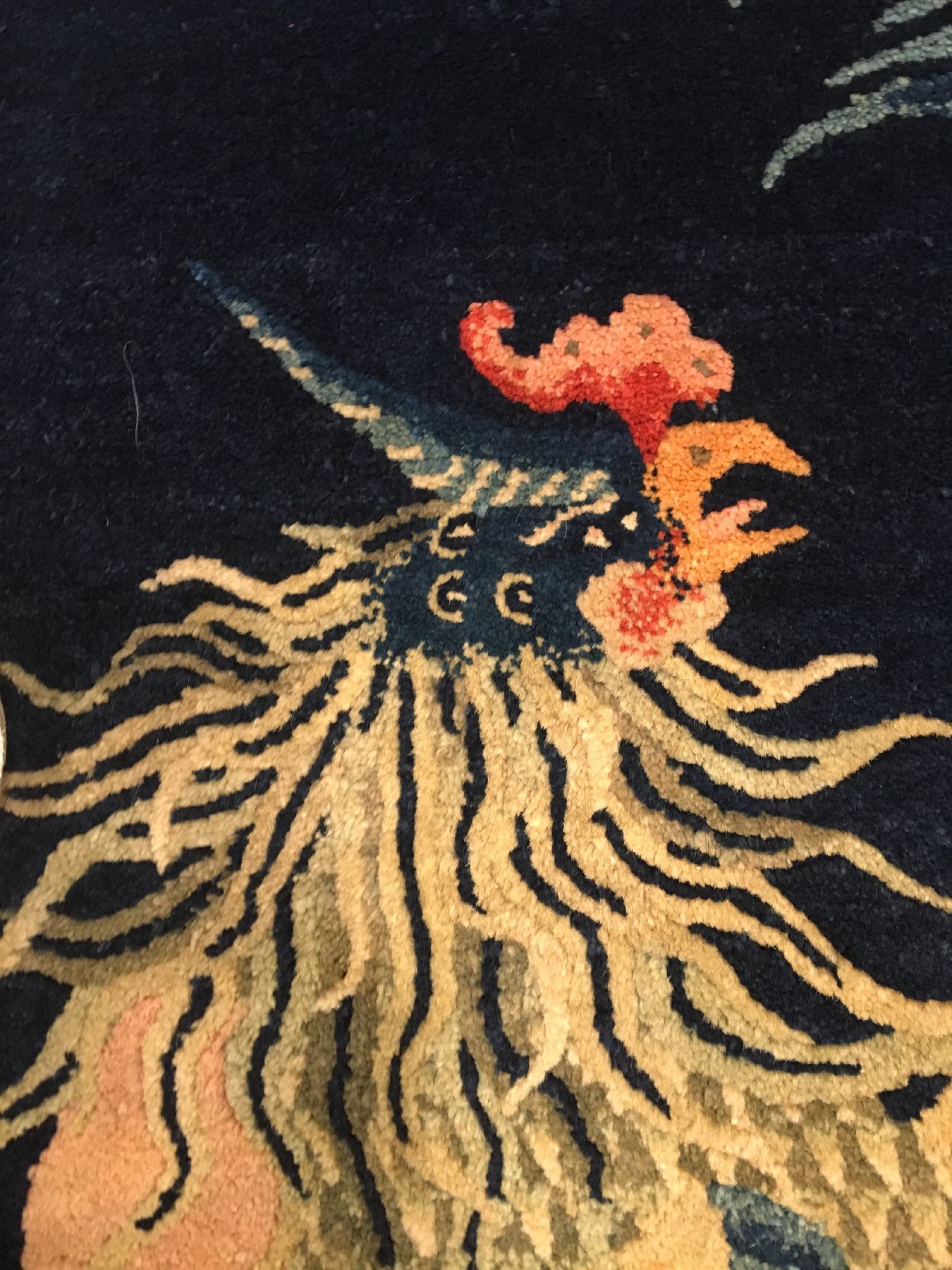 Detail c: Feiner Pao Tao antik, Nordostchina, um 1900, Korkwolle geknüpft auf Baumwolle. Feiner Pao Tao Bildteppich mit Phönyxvogel und roter Sonne. ...