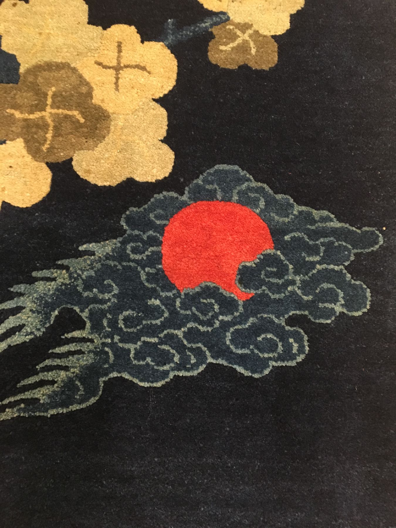 Detail d: Feiner Pao Tao antik, Nordostchina, um 1900, Korkwolle geknüpft auf Baumwolle. Feiner Pao Tao Bildteppich mit Phönyxvogel und roter Sonne. ...