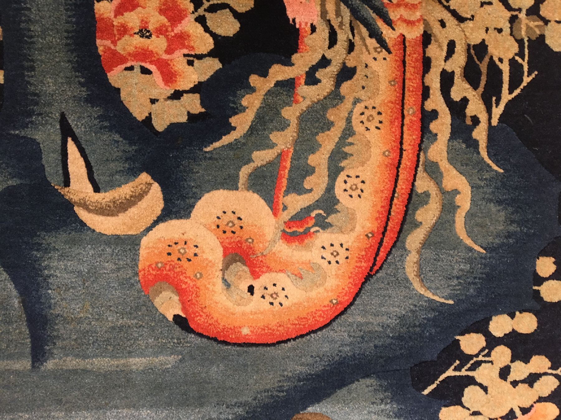 Detail e: Feiner Pao Tao antik, Nordostchina, um 1900, Korkwolle geknüpft auf Baumwolle. Feiner Pao Tao Bildteppich mit Phönyxvogel und roter Sonne. ...