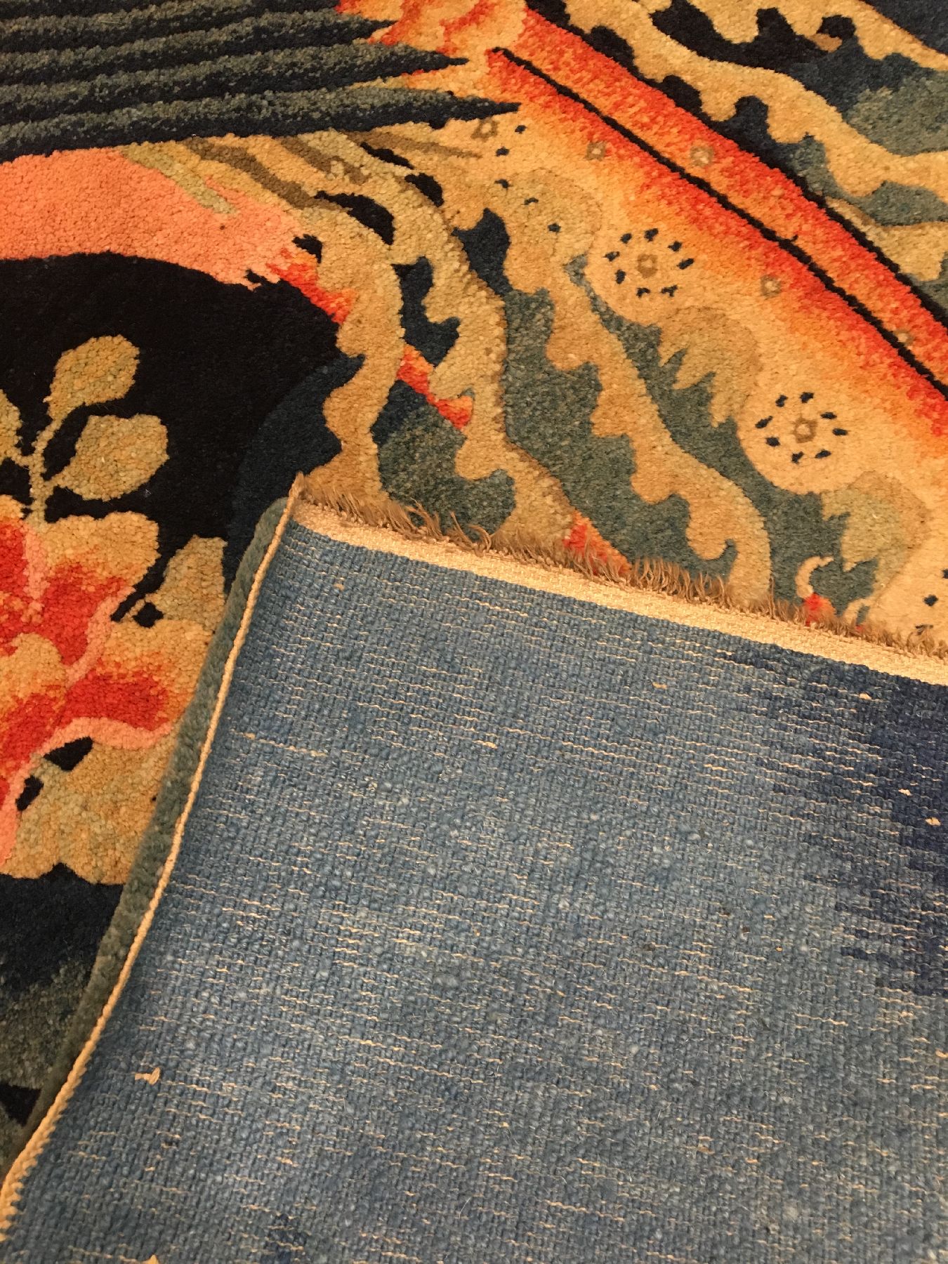 Detail g: Feiner Pao Tao antik, Nordostchina, um 1900, Korkwolle geknüpft auf Baumwolle. Feiner Pao Tao Bildteppich mit Phönyxvogel und roter Sonne. ...