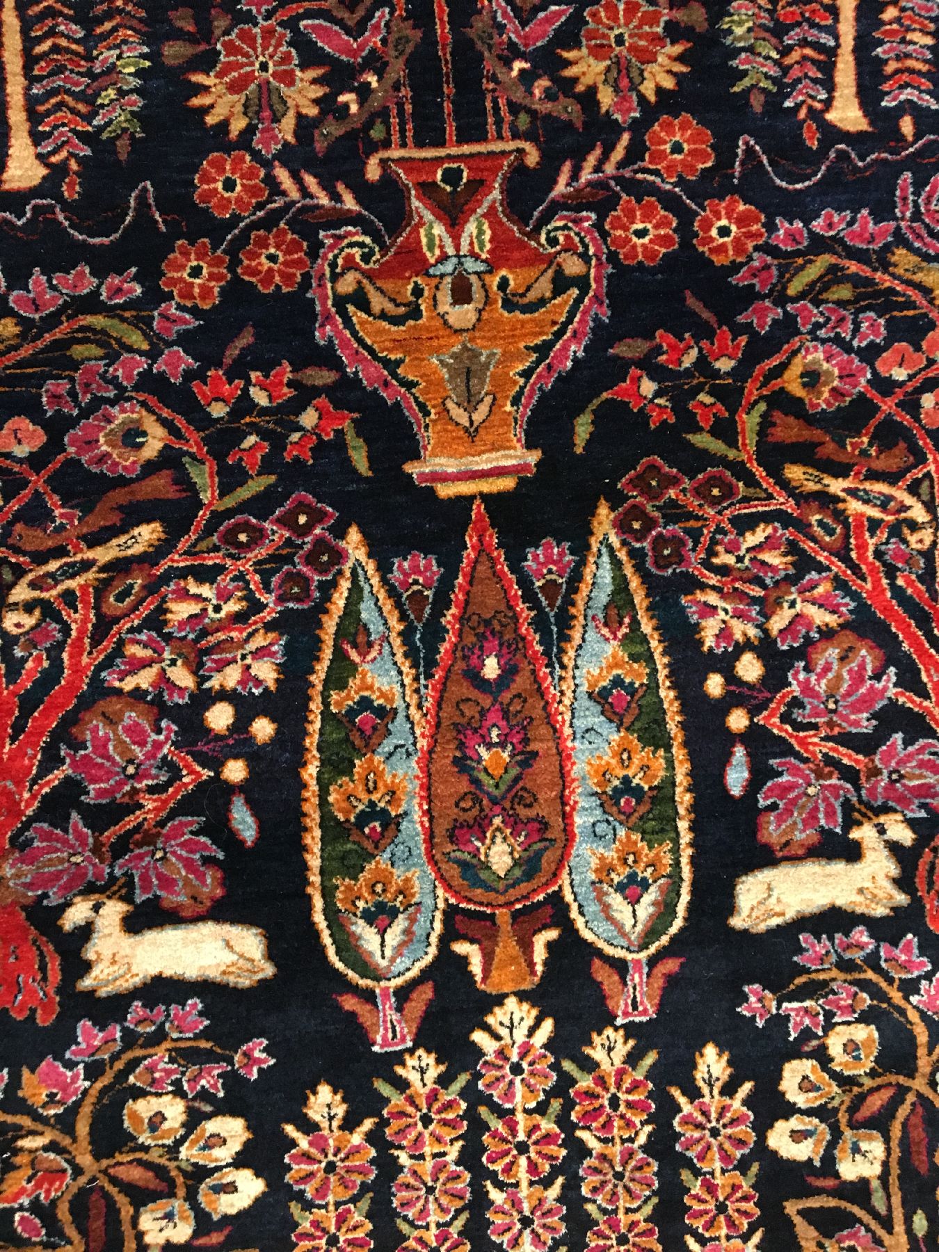 Detail c: Sarogh alt (Paradies Design), Westpersien, um 1930, Korkwolle geknüpft auf Baumwolle. Feiner schwer gearbeiteter Sarogh mit kunstvollen Paradies ...
