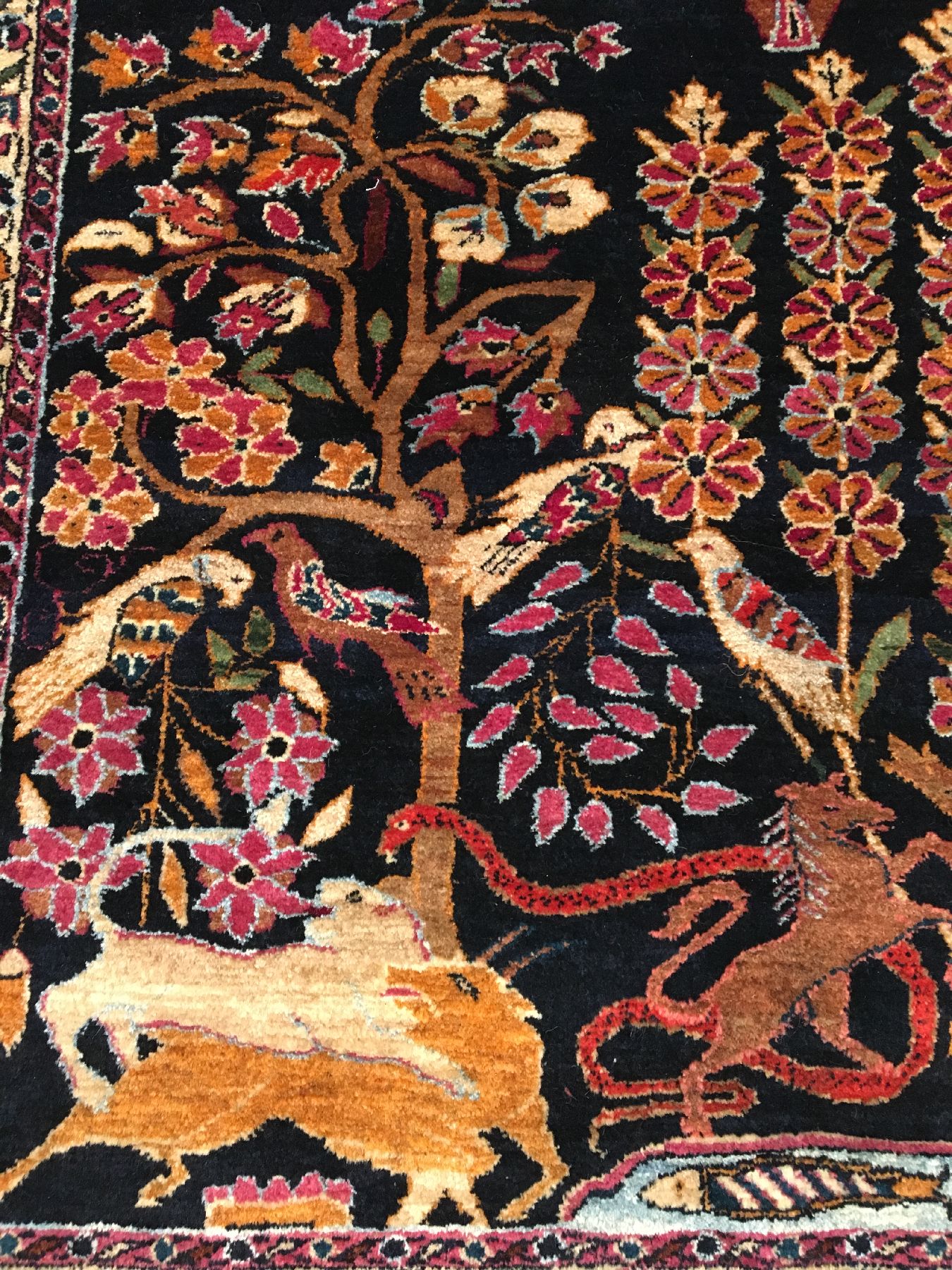 Detail d: Sarogh alt (Paradies Design), Westpersien, um 1930, Korkwolle geknüpft auf Baumwolle. Feiner schwer gearbeiteter Sarogh mit kunstvollen Paradies ...