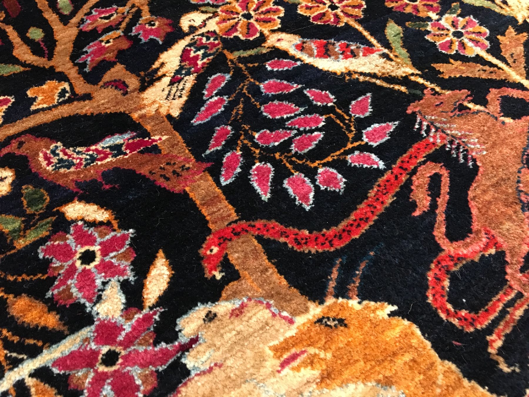 Detail e: Sarogh alt (Paradies Design), Westpersien, um 1930, Korkwolle geknüpft auf Baumwolle. Feiner schwer gearbeiteter Sarogh mit kunstvollen Paradies ...