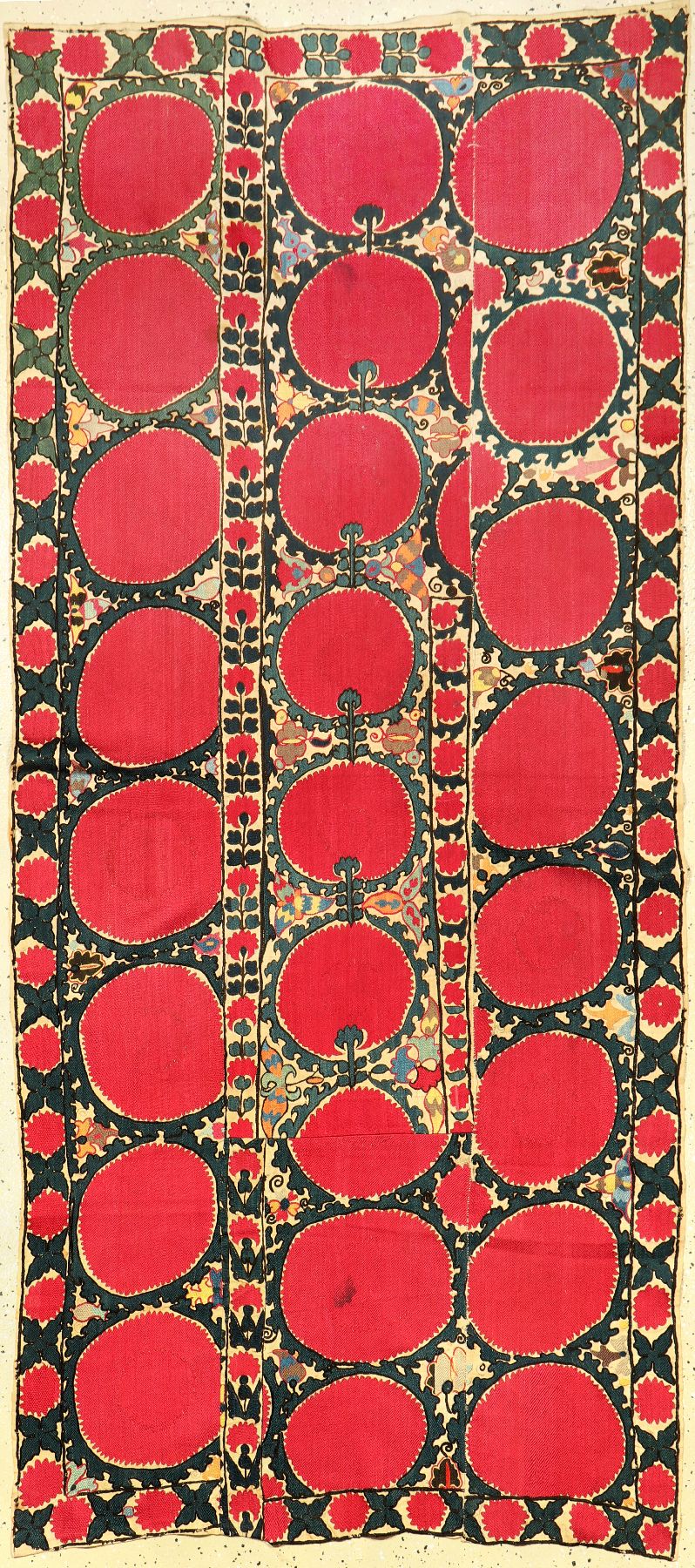 Taschkent "Susani" antik (Fragment), Uzbekistan, Ende 19.Jhd., Seidenstickerei auf Baumwollgewebe. Feine Susani Arbeit im Paliak Typus mit ...