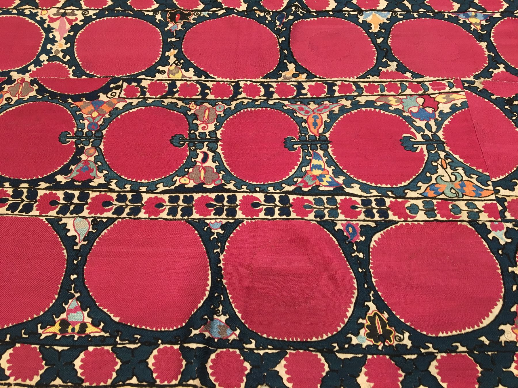 Detail b: Taschkent "Susani" antik (Fragment), Uzbekistan, Ende 19.Jhd., Seidenstickerei auf Baumwollgewebe. Feine Susani Arbeit im Paliak Typus mit ...