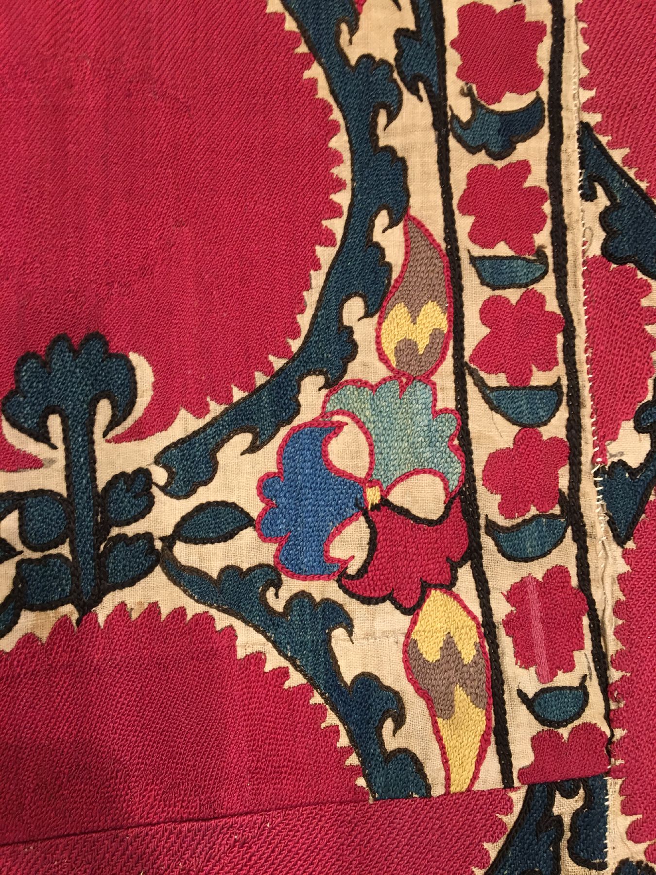 Detail c: Taschkent "Susani" antik (Fragment), Uzbekistan, Ende 19.Jhd., Seidenstickerei auf Baumwollgewebe. Feine Susani Arbeit im Paliak Typus mit ...