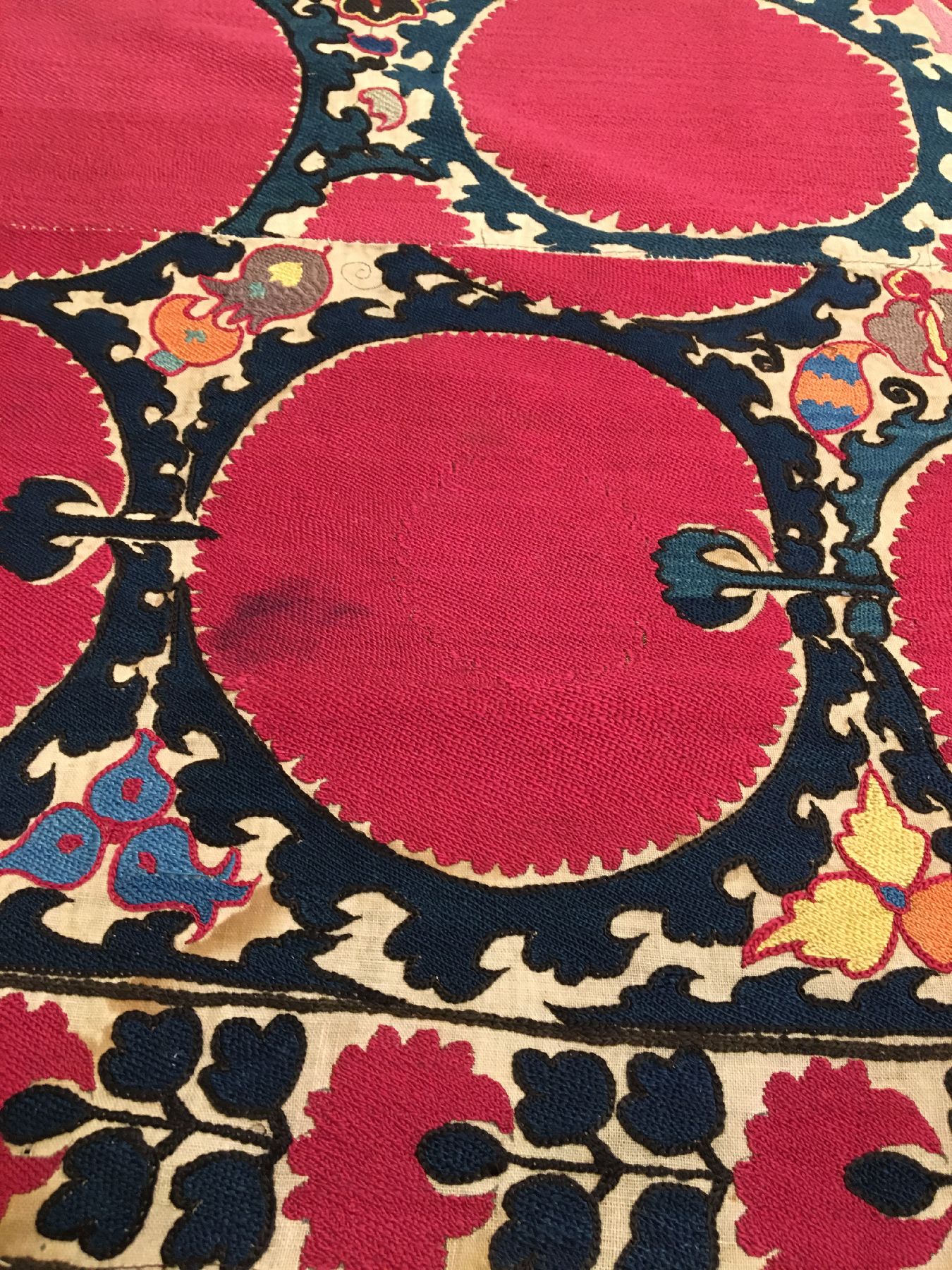Detail d: Taschkent "Susani" antik (Fragment), Uzbekistan, Ende 19.Jhd., Seidenstickerei auf Baumwollgewebe. Feine Susani Arbeit im Paliak Typus mit ...
