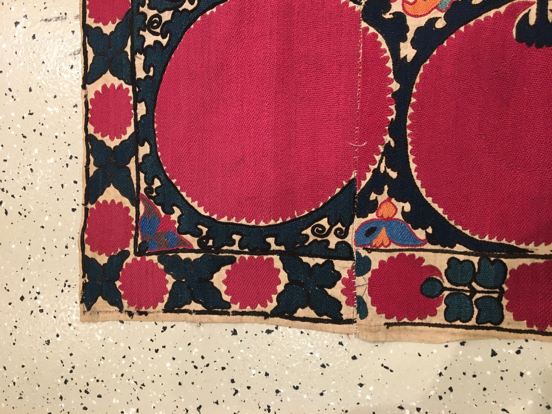 Detail e: Taschkent "Susani" antik (Fragment), Uzbekistan, Ende 19.Jhd., Seidenstickerei auf Baumwollgewebe. Feine Susani Arbeit im Paliak Typus mit ...