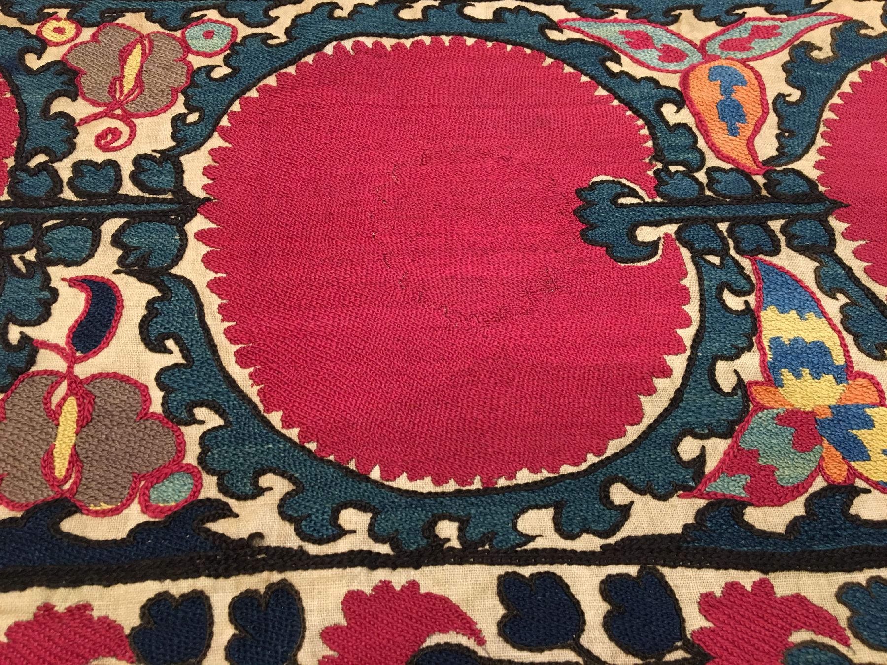 Detail f: Taschkent "Susani" antik (Fragment), Uzbekistan, Ende 19.Jhd., Seidenstickerei auf Baumwollgewebe. Feine Susani Arbeit im Paliak Typus mit ...