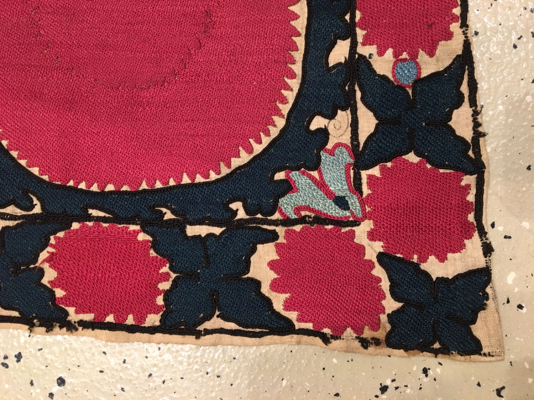 Detail g: Taschkent "Susani" antik (Fragment), Uzbekistan, Ende 19.Jhd., Seidenstickerei auf Baumwollgewebe. Feine Susani Arbeit im Paliak Typus mit ...