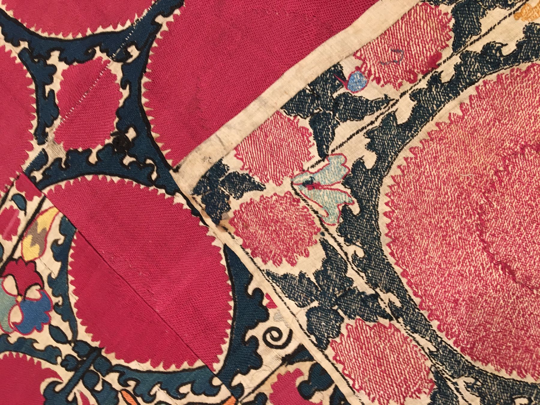 Detail h: Taschkent "Susani" antik (Fragment), Uzbekistan, Ende 19.Jhd., Seidenstickerei auf Baumwollgewebe. Feine Susani Arbeit im Paliak Typus mit ...