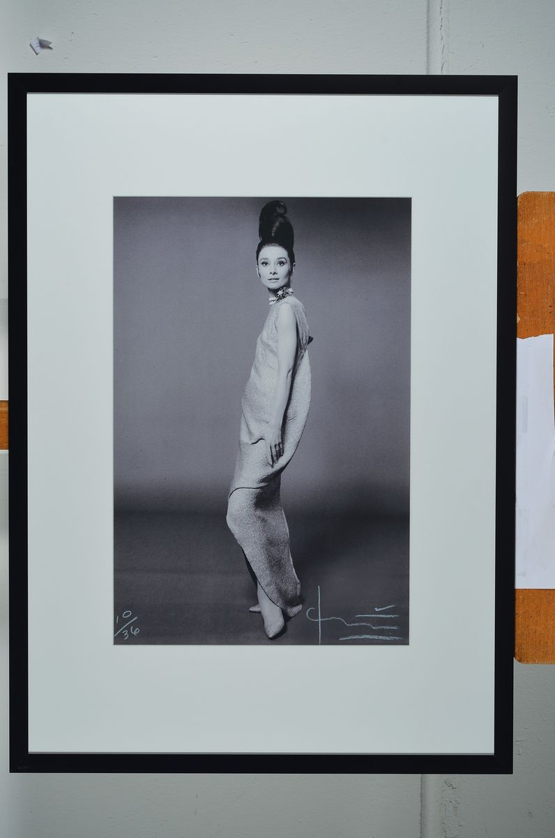 Detail k: Bert Stern, 1926 - 2013, Audrey Hepburn, Fotografie, Irisprint auf festem mattem Fotopapier, handsigniert, num. 10/36, ca. 48 x 33 cm, unter Glas, ...