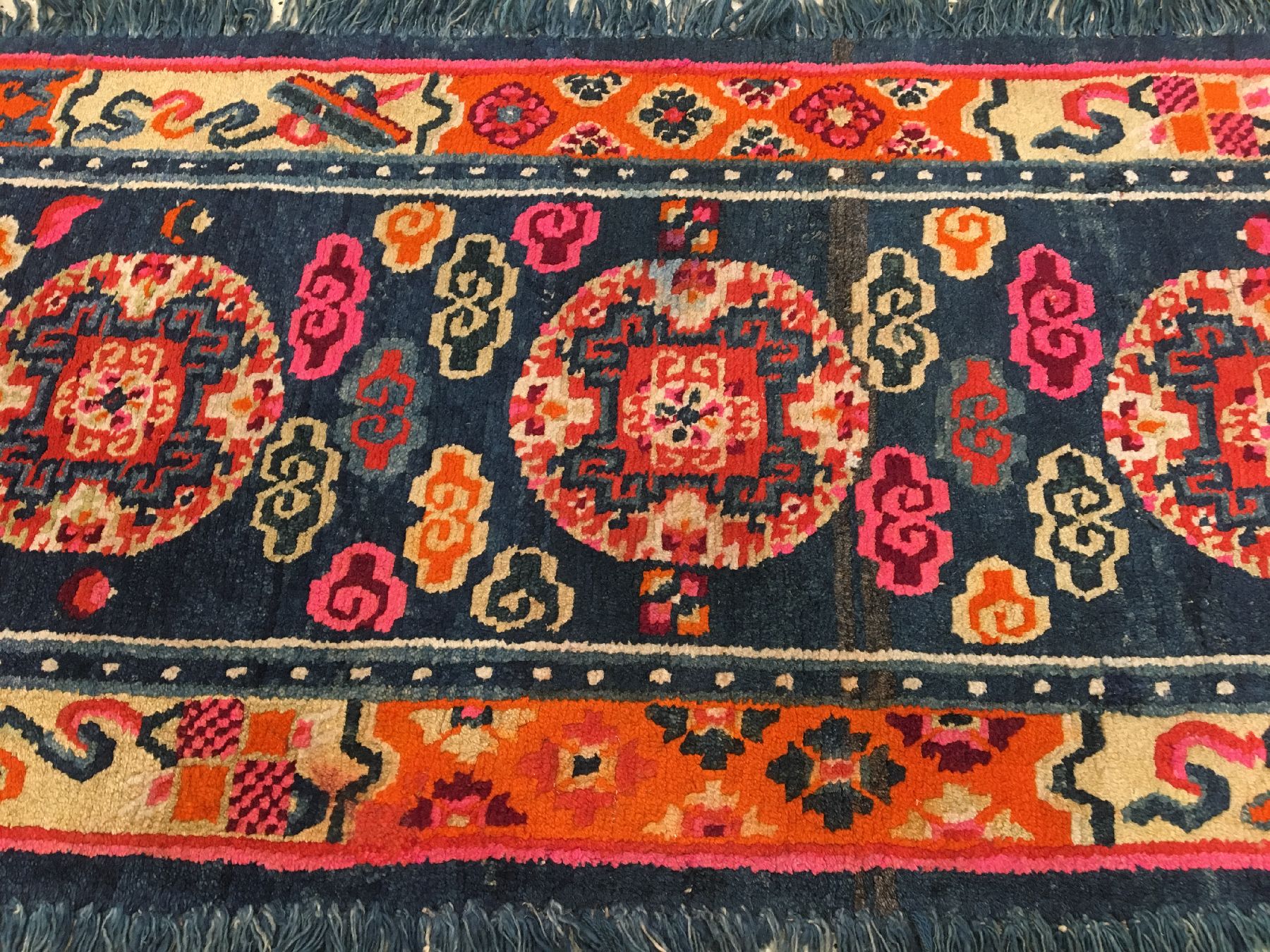 Detail b: Gyantse "Meditationsteppich" alt, Südtibet, um 1920/1930, Wolle geknüpft auf Wolle. Tibetischer Meditationsteppich mit ...